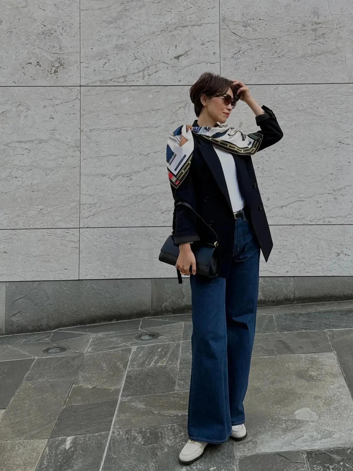 ジャケット×スカーフコーデ