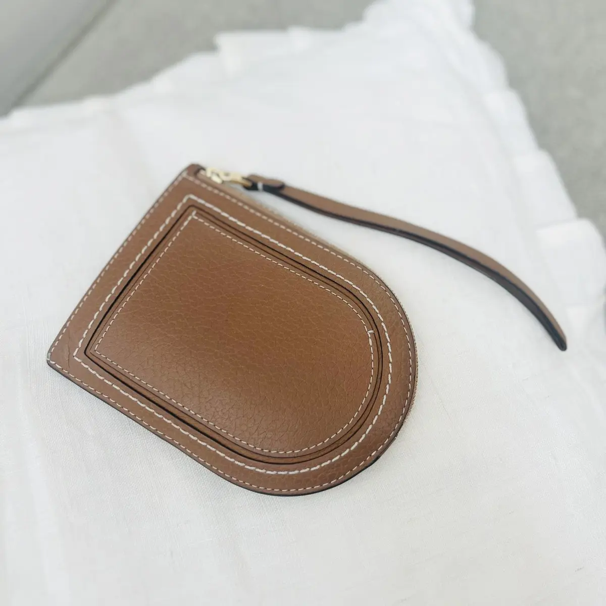 デルヴォーのD型財布　茶色　エクラ編集部員の偏愛名品図鑑