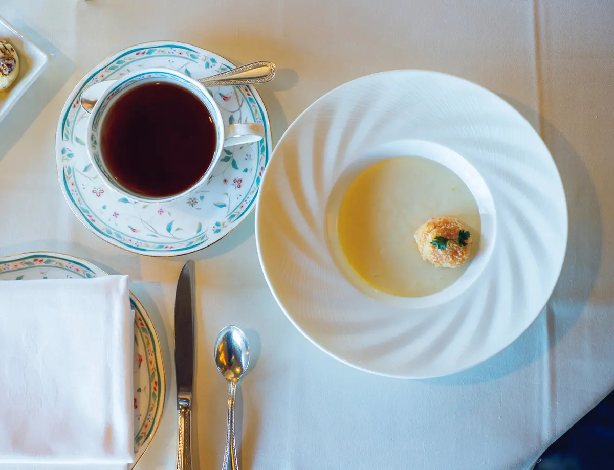 今春から温かい スープも登場。紅茶は20種 より選択。電話予約￥8,5 00、web予約￥7,500（別途 サービス料15％）