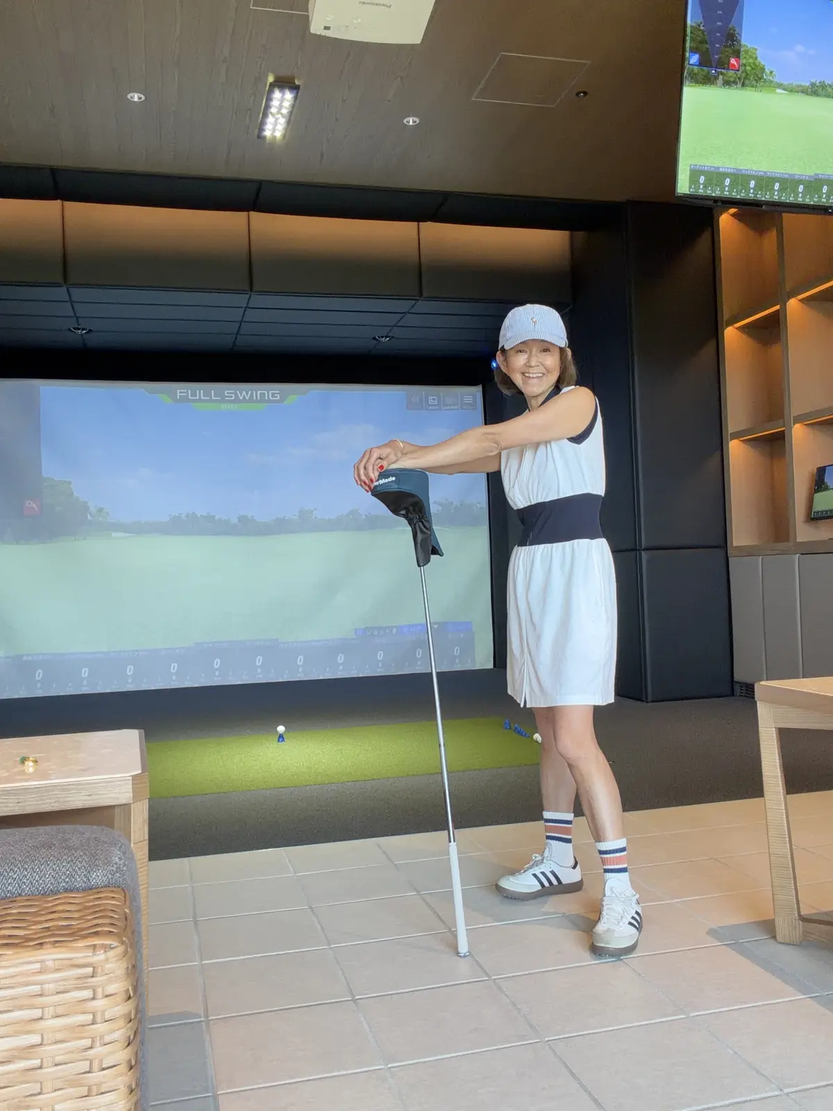 シミュレーションゴルフを体験中