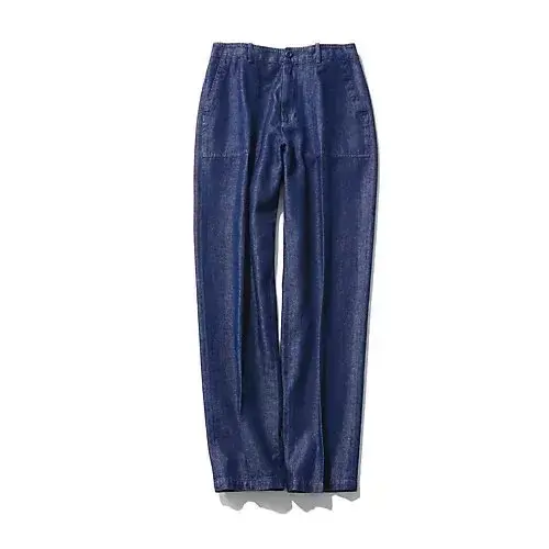 濃い青のデニムパンツ。ゆったりとしたシルエットで、太もものあたりにポケットがある。ウエストはボタンとベルトループ付き。