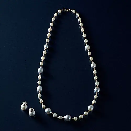 Bon Magique×eclat 【別注】白蝶パール ロングネックレス￥396,000＆ピアス￥220,000
