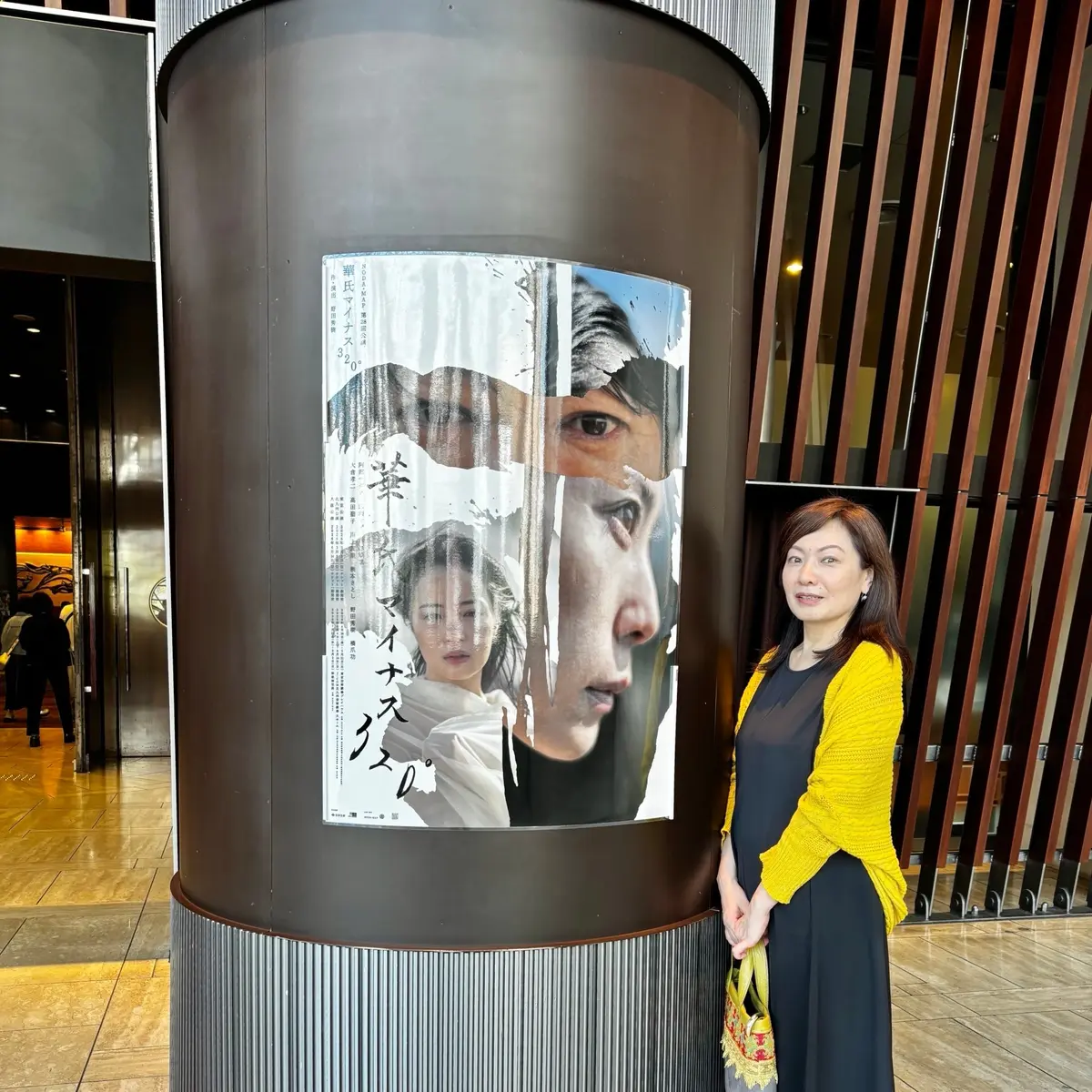 プレイハウス前の右側の柱