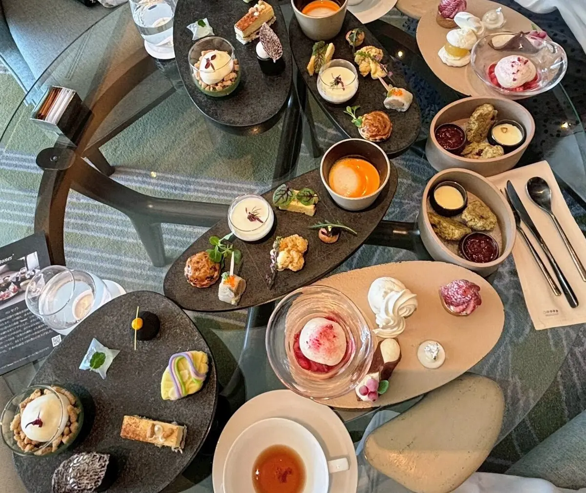 パレスホテル、アフタヌーンティー、和のアフタヌーンティー、40代ファッション、ママ友ランチ、ホテルラウンジ、セイボリー、ヴァンクリ、アルハンブラ、ザパレスラウンジ