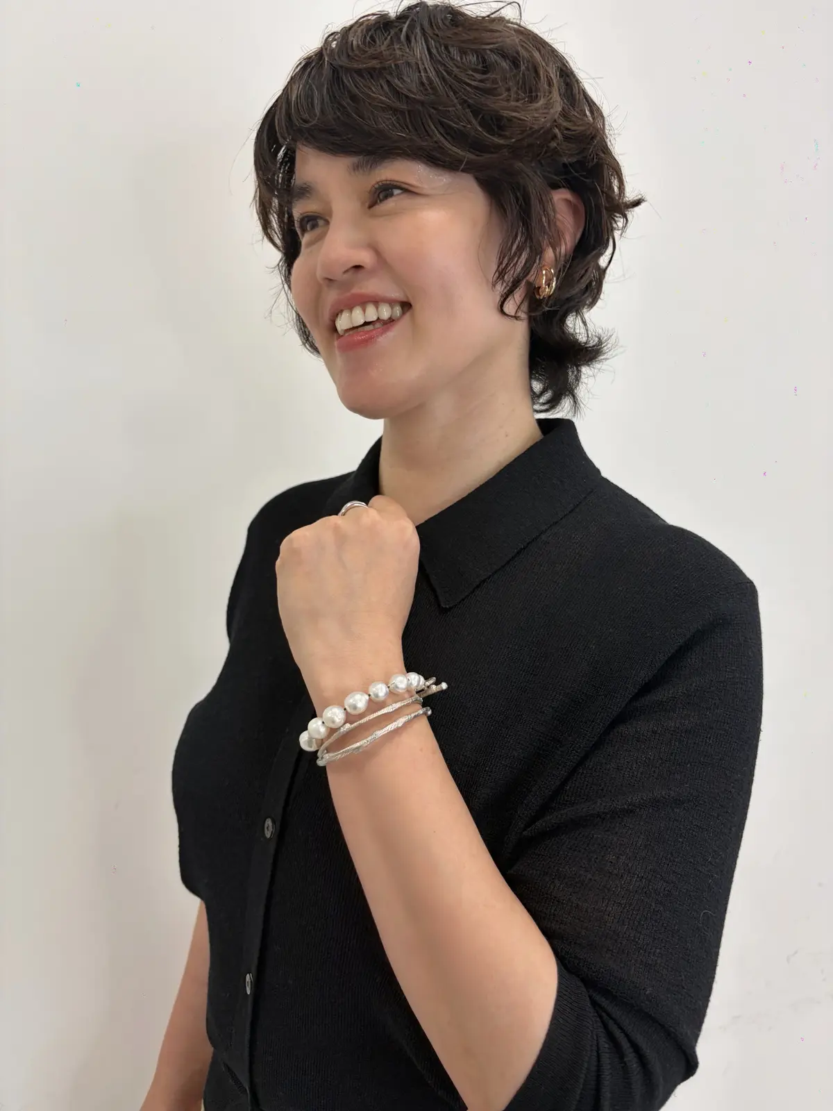 ボンマジックのブレス類を装着したエクラ 華組・水口宜子さん