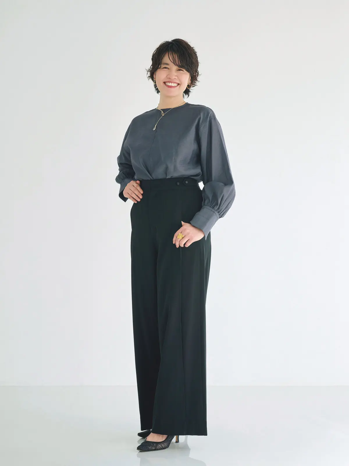 ローライズらくちんガードルを着用して優美なセミワイドパンツをはいた水口宜子さん