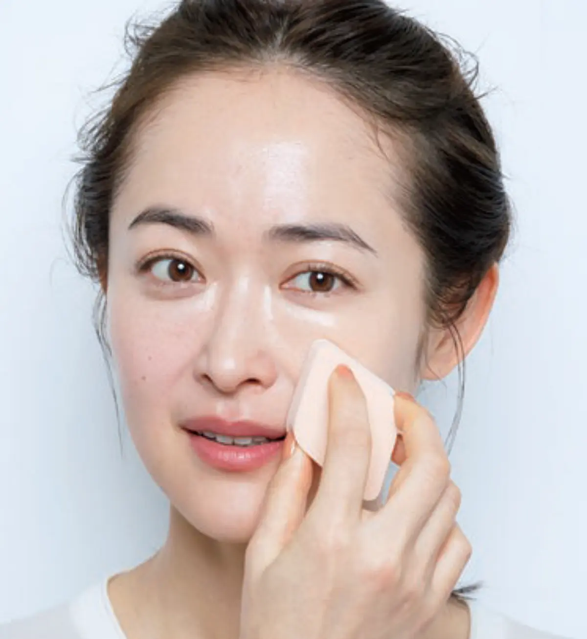 のせた部分だけをスポンジでタップ　50代の“年相応”ベースメイク、長井かおりの最適解