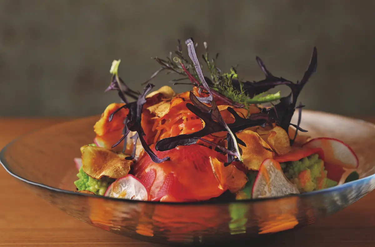 『洋食 レストラン marronnier（マロニエ）』「栃木県産 有機野菜のサラダ」￥2,200。 季節の野菜約10種をたっぷりと。根 菜のチップス（素揚げ）もアクセント　