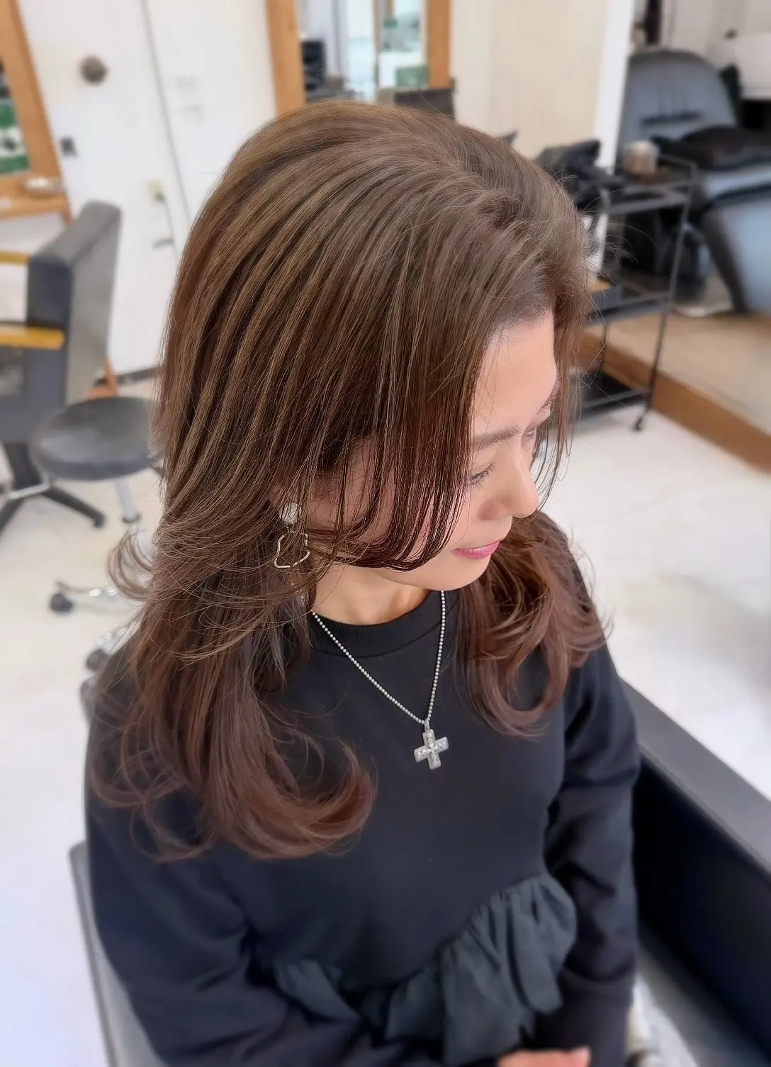 50代髪型ロングのくびれレイヤーカット。ハイレイヤーで軽さと動きを出した逆サイドスタイル。白髪ぼかしカラーでツヤ感アップ。