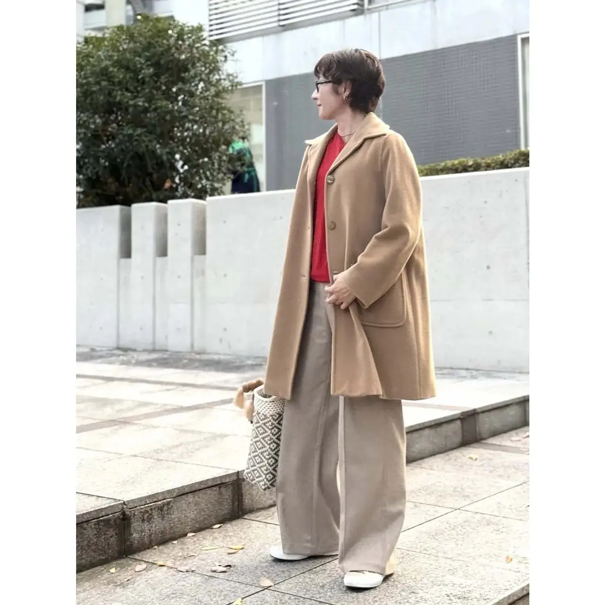  細谷奈弓さん　赤トップスとマックスマーラのキャメルコートコーデ