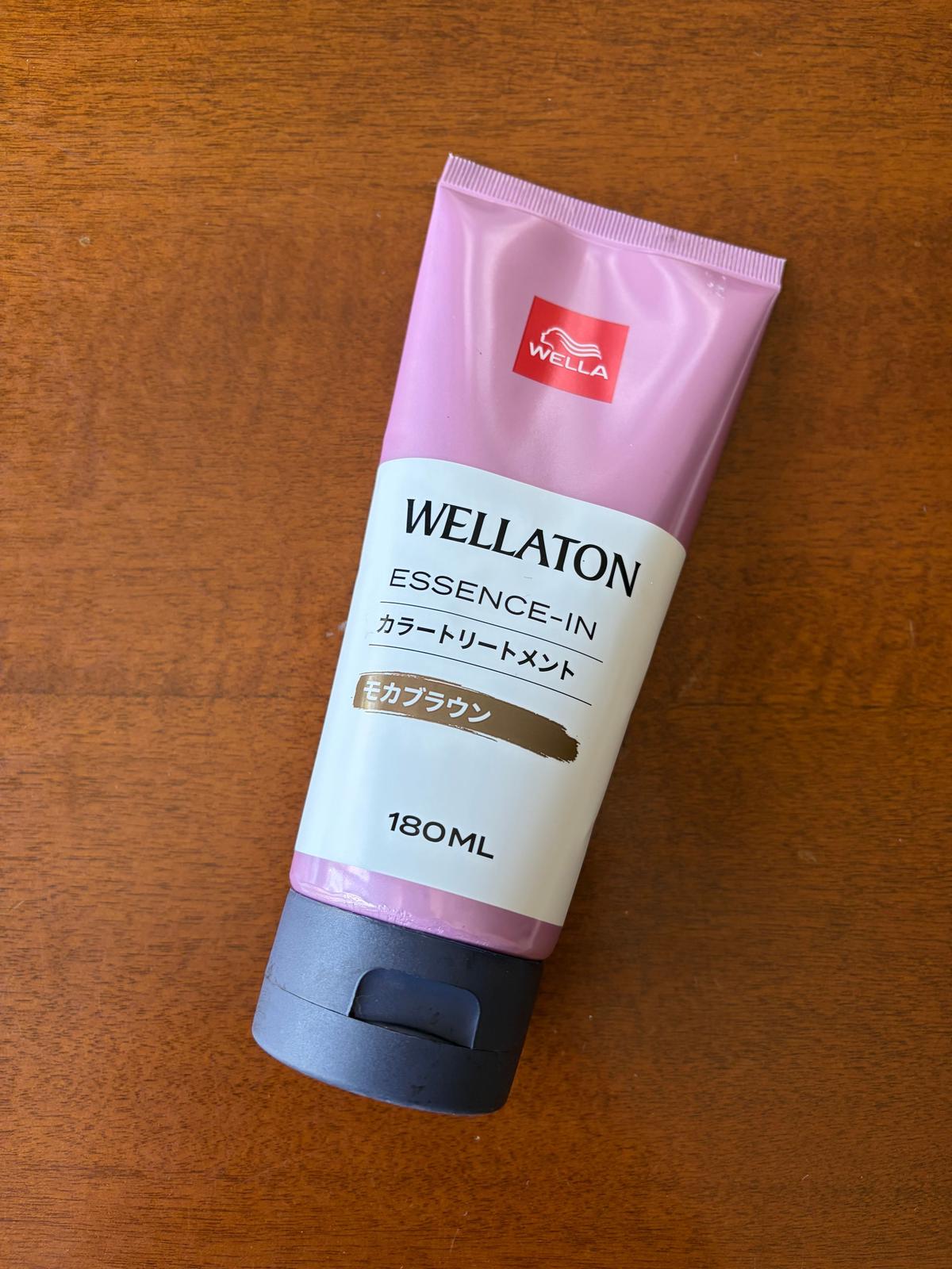 ウェラトーンエッセンスインカラートリートメント、モカブラウンの180mlチューブ。ラベンダー色の容器に、ウェラロゴと製品名が記載されている。