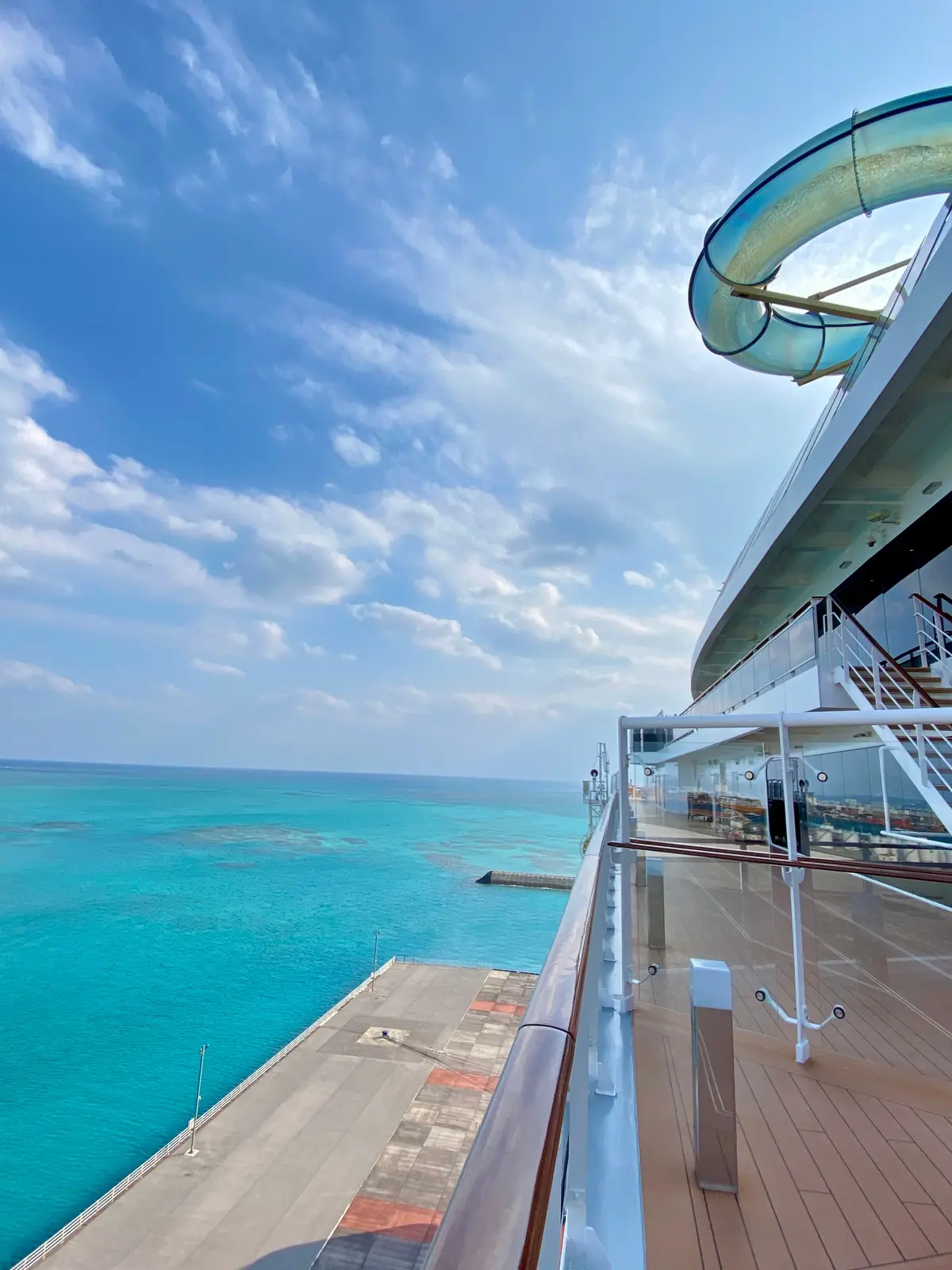 沖縄発着MSCベリッシマが石垣島に寄港する様子。クルーズ船のデッキから見下ろす石垣港と、エメラルドグリーンの海。オプショナルツアーを利用しない寄港地観光のイメージ。