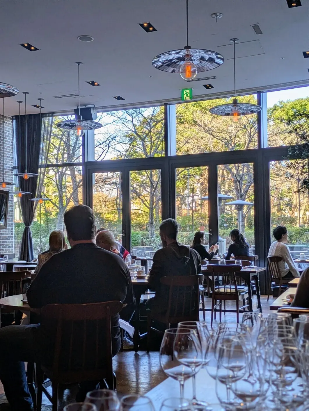 外国人も多く、スタッフの方たちの接客もアメリカナイズされていて、お料理だけでなく雰囲気全体が素晴らしいレストランでした