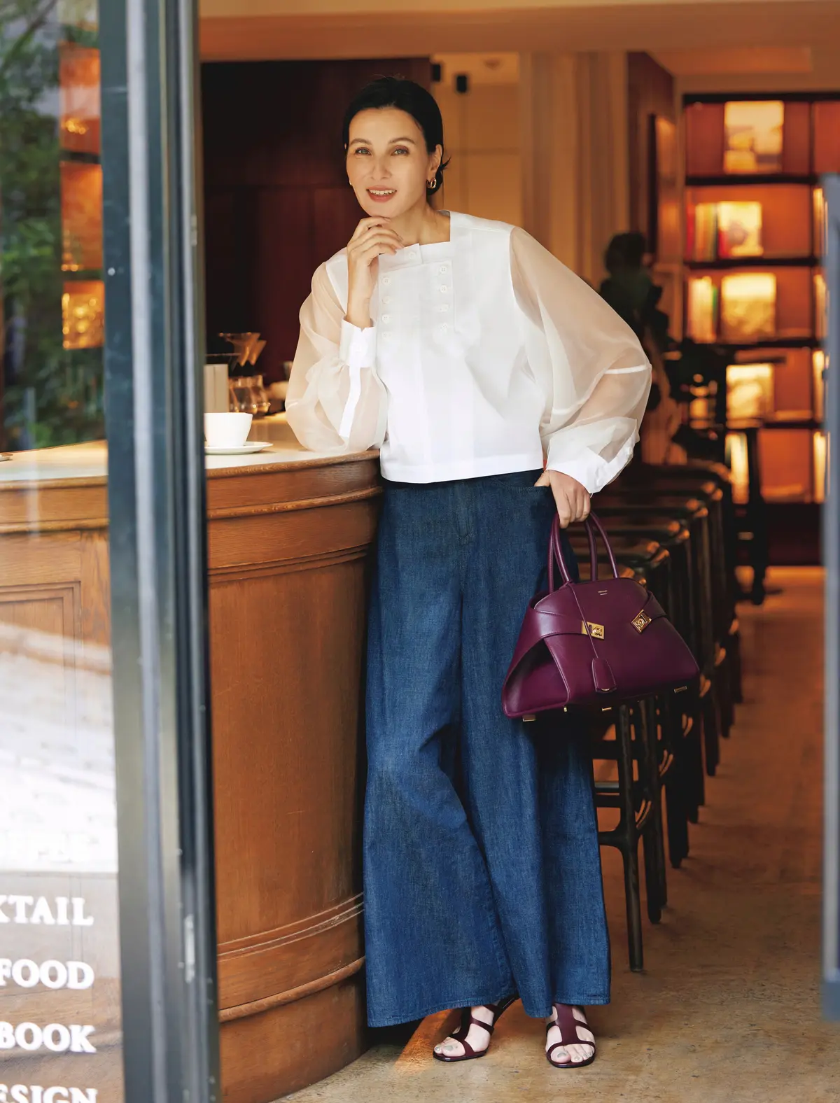 袖シアーシャツ スカート見えフレアデニム　大人のセンスはここに表れる「白シャツ×デニム」こそ、軽やかリッチに更新を！　