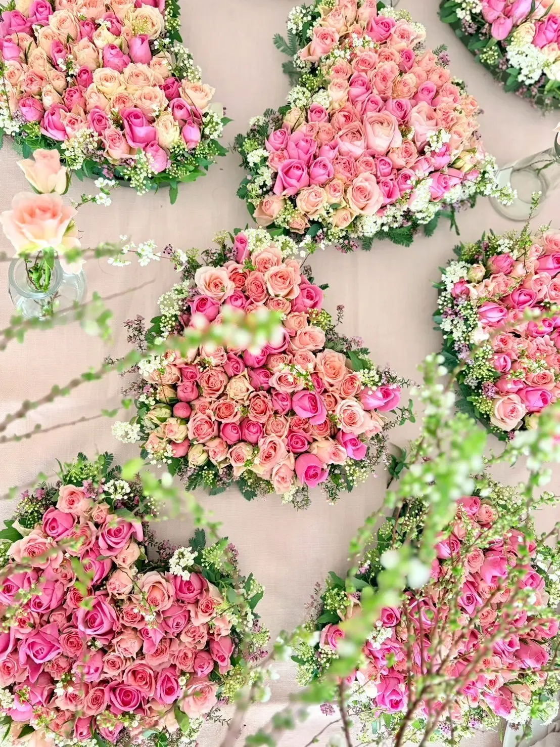 ピンク色のグラデーションが美しいパリスタイルのフラワーアレンジメント