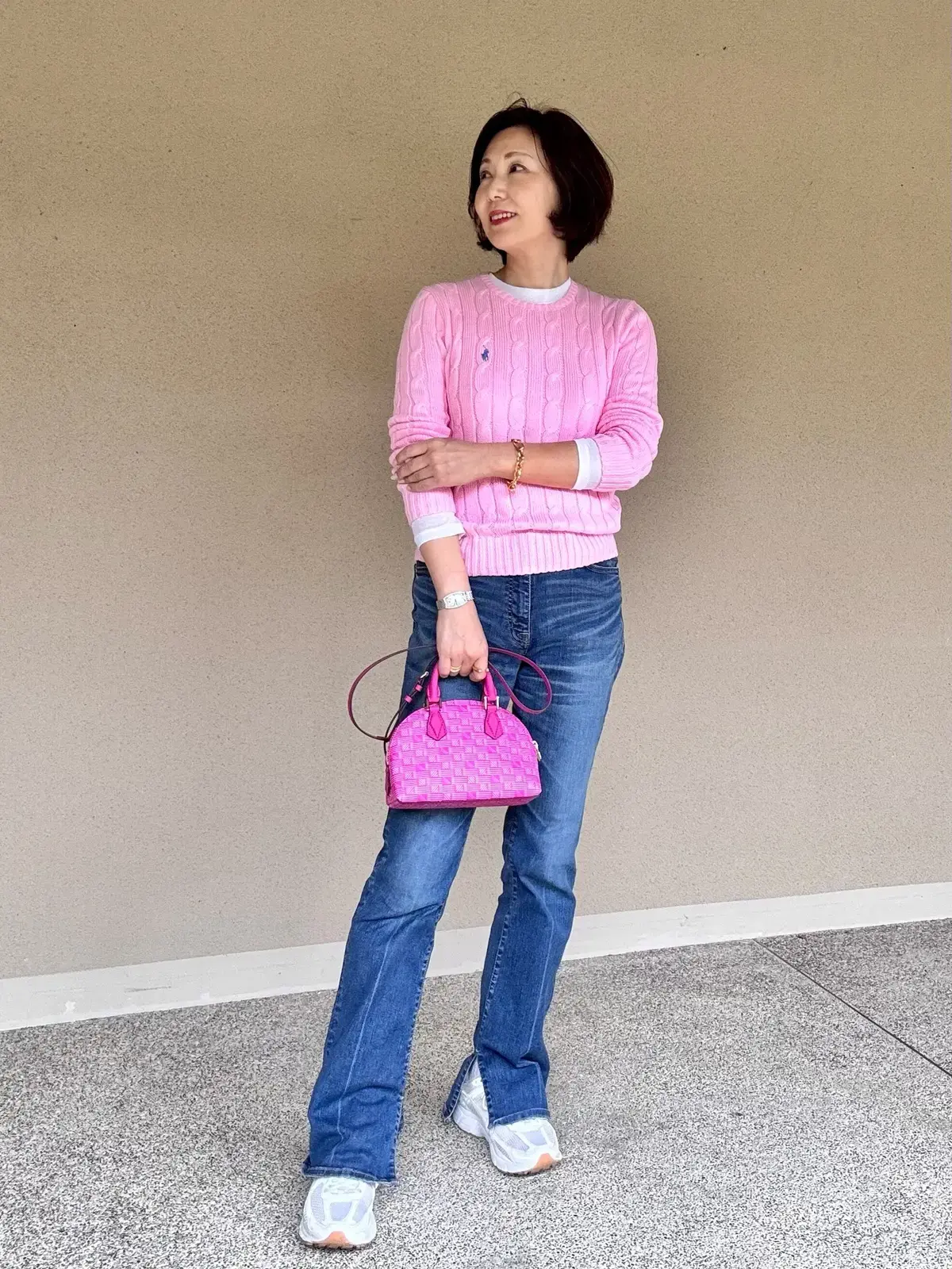 旅行コーデ ピンク　ストレッチデニム　春コーデ