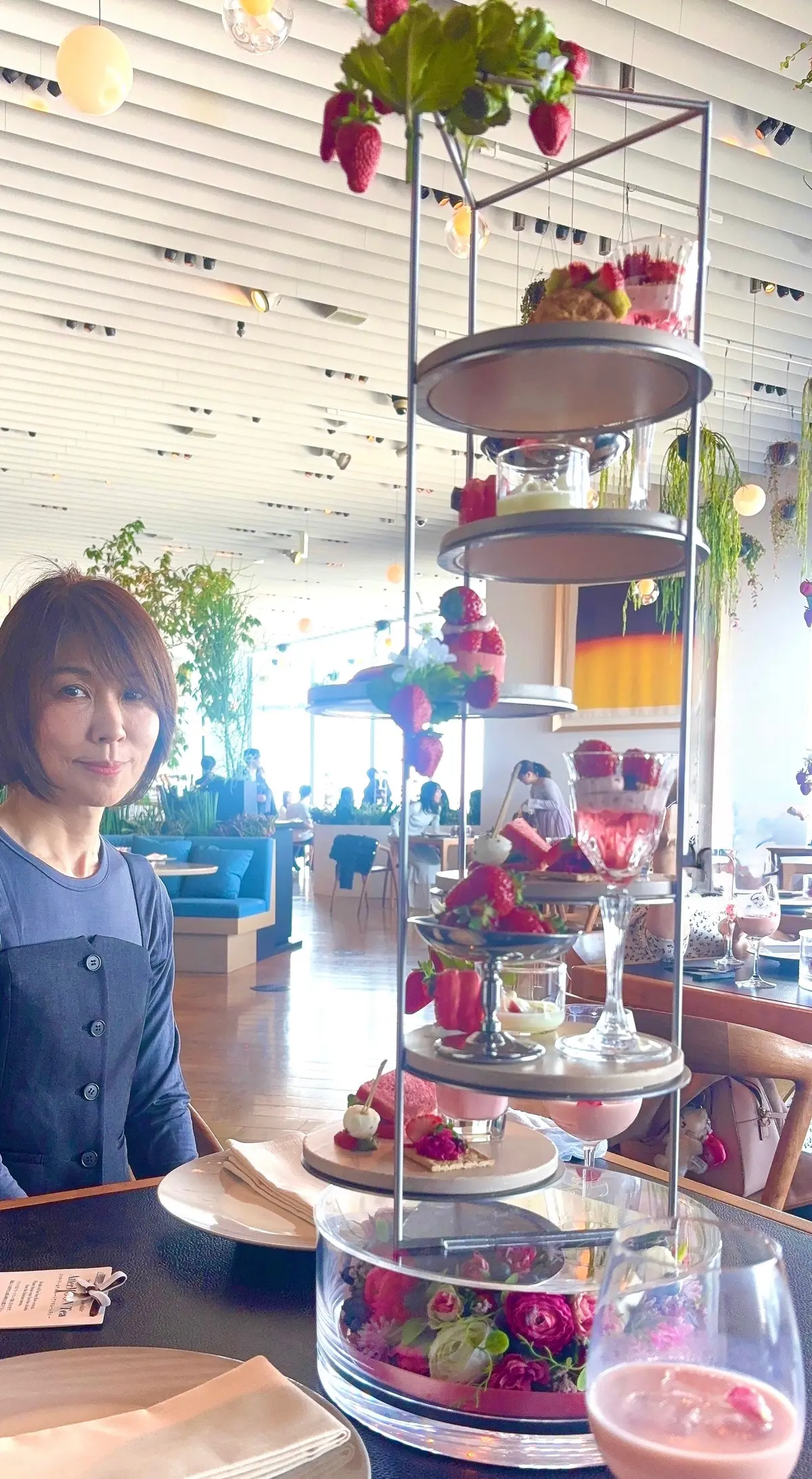 アフタヌーンティー　いちごのアフタヌーンティー　六本木　六本木ヒルズ THE MOON  六本木美術館　Strawberry & Chocolate AfterMOON カフェ スイーツ　ショートヘア　ショートボブ　アラフィフ　