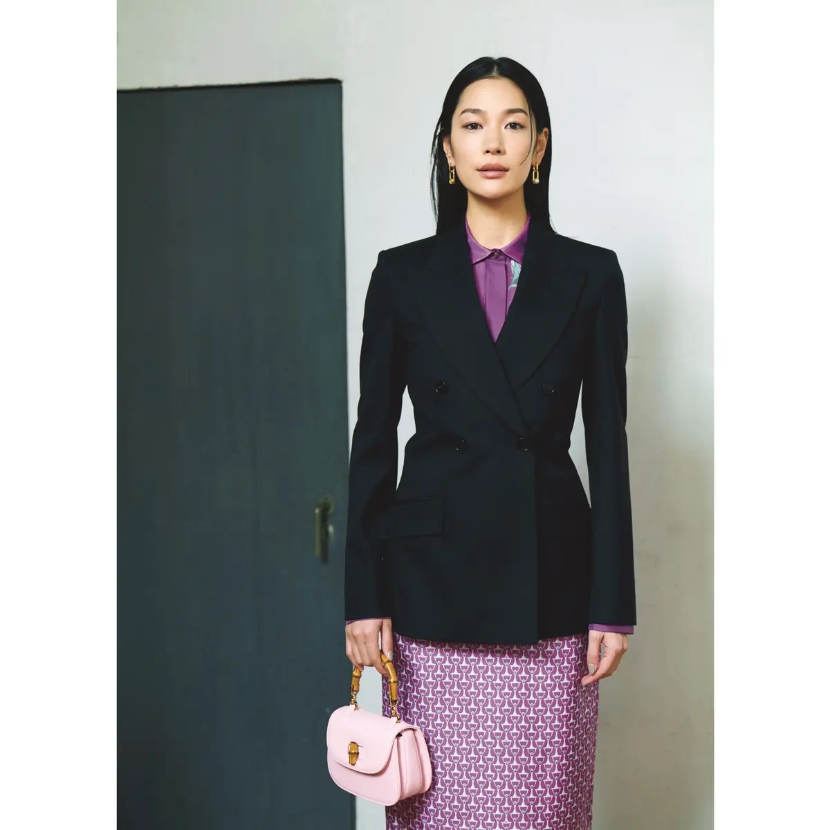 黒ダブルボタンジャケットにパープルのプリントシャツとスカートを合わせたコーディネート　モデル・大塚まゆか