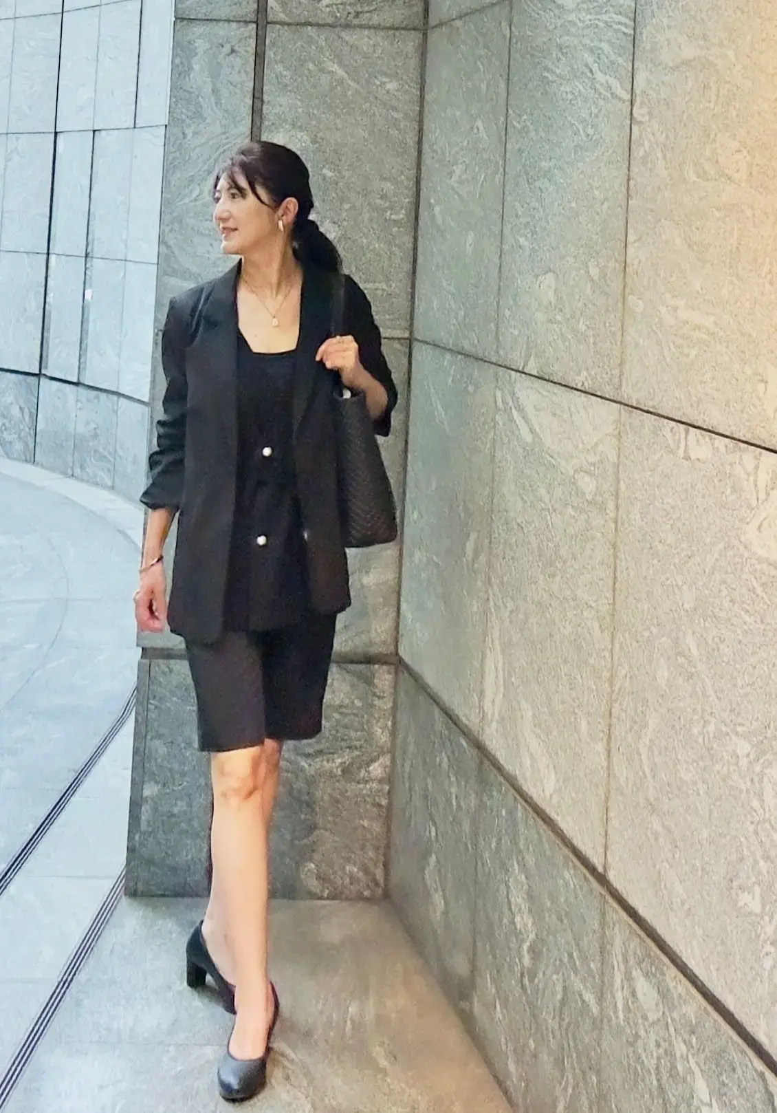 ユニクロのハーフパンツが優秀。 晩夏の黒パンツコーデは40代・50代エクラ 華組がお手本！