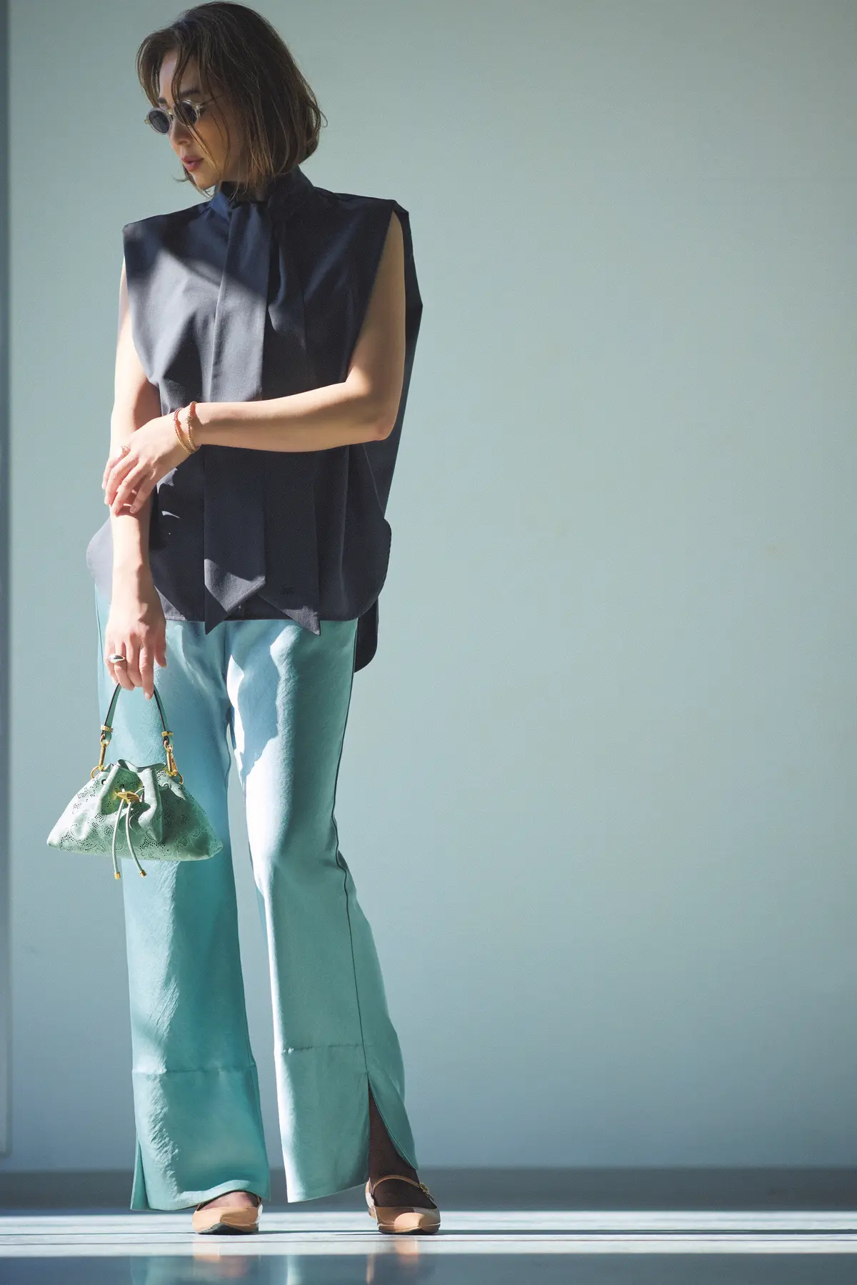 「“ネットタイツ”でつなぐ足もとのおしゃれ」大草直子さんが提案。この春、50代のおしゃれを動かすアイデア　SHIHO　大草直子さんが提案。この春、おしゃれを動かすアイデア　SHIHO