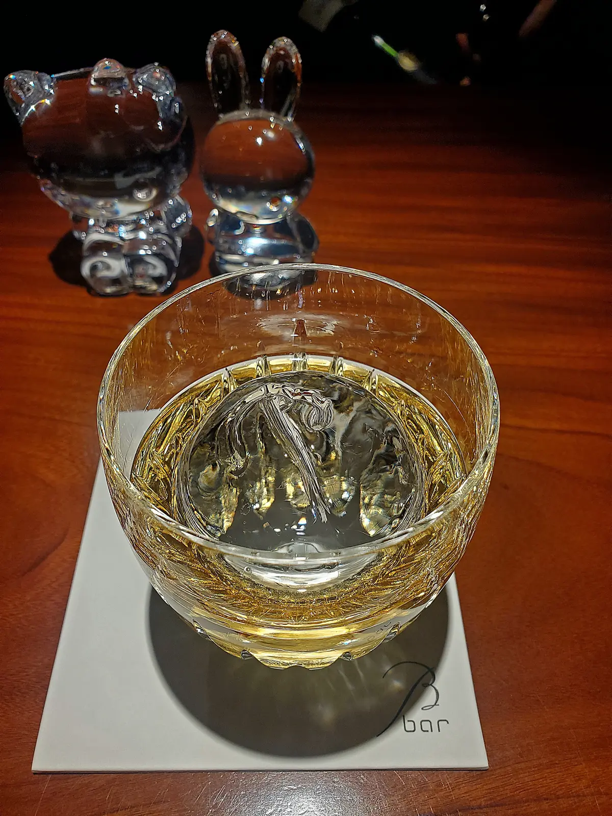 春のホワイトコーデで楽しむ“バカラの世界の画像_5