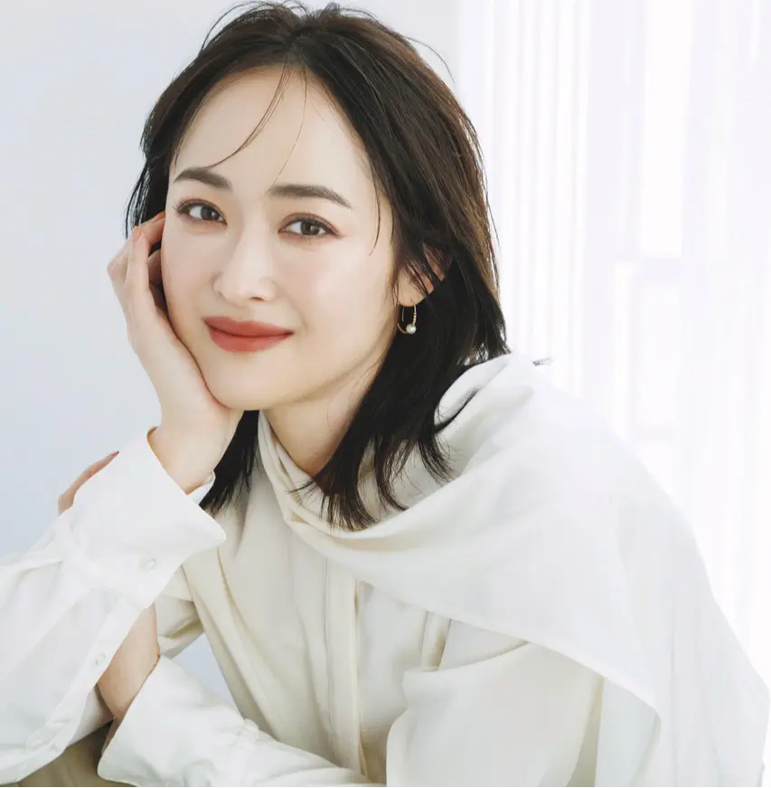 ほのかなツヤとふっくら豊かな 肌づくりで、幸福感をまとう　50代の“年相応”ベースメイク、長井かおりの最適解