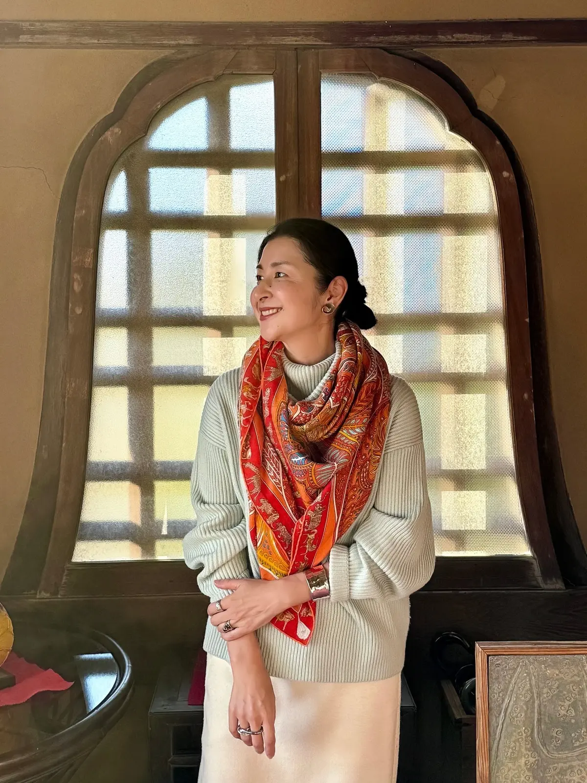 ミントグリーンニット　白スカート　オレンジストール