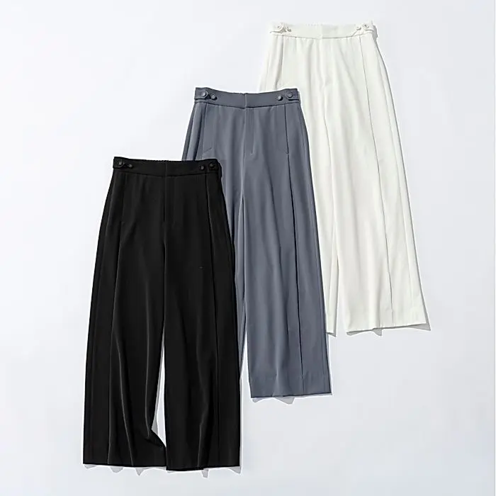E by eclat
優美なセミワイドパンツ　￥23,100 
（右から）ホワイト、グレー、ブラック
