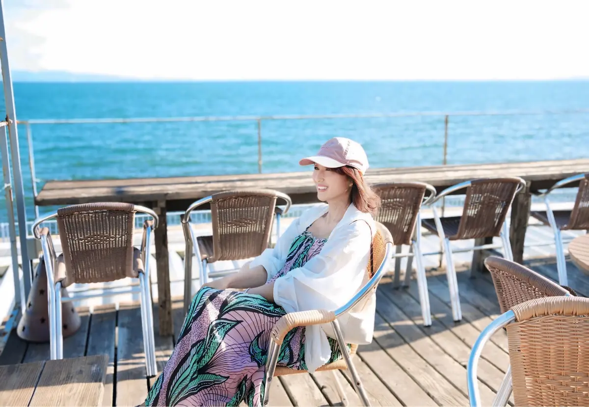 50代のキャップ×ワンピースコーデ♡
GUのUVカットシアーパーカ（商品番号：359593）をプラスして、夏のカジュアルスタイルに。