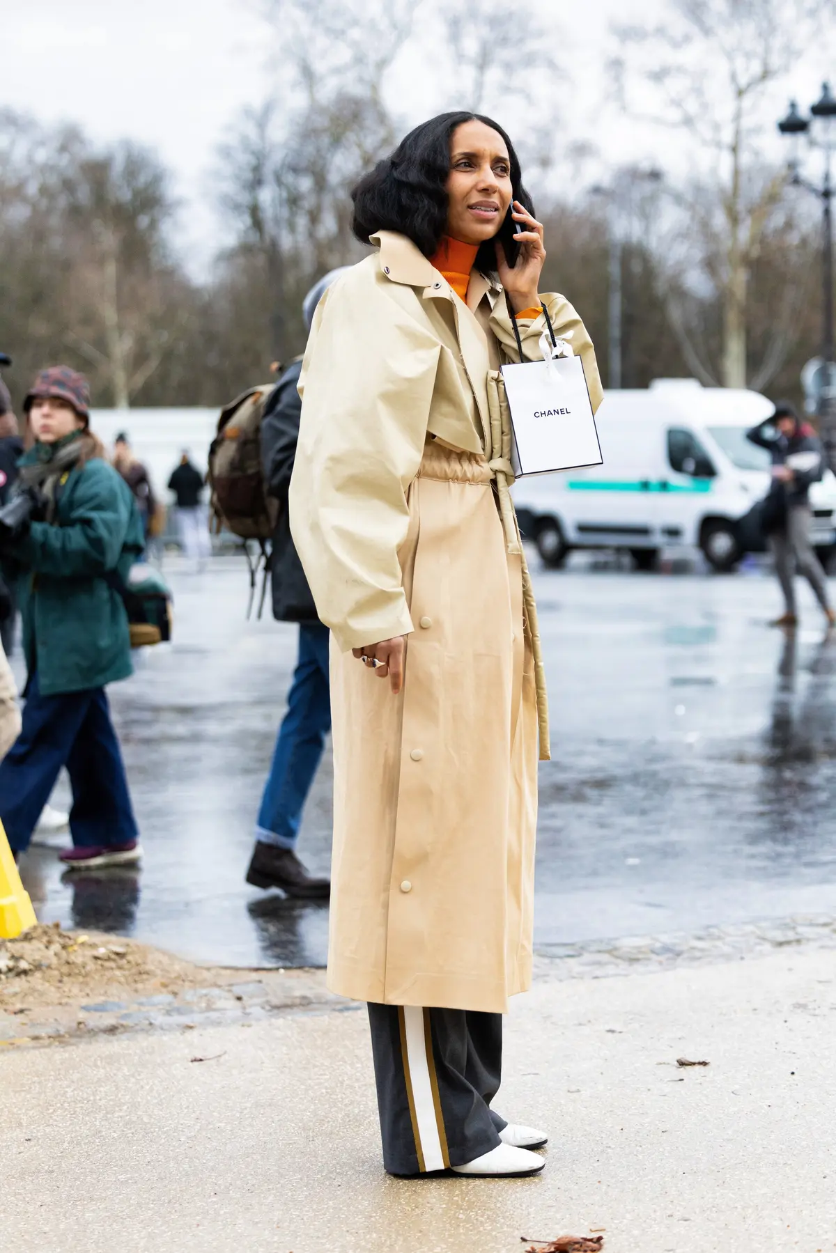 タートネックニット　重ね着 ロングコート　海外ファッションスナップ