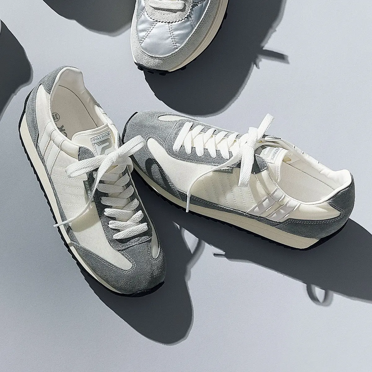白、グレー、シルバーが足もとを刷新！ クの画像_2