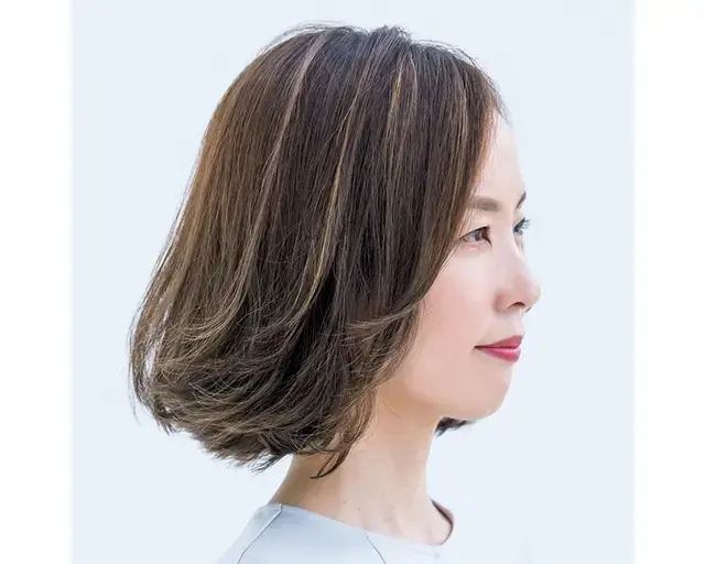  女性らしい揺れる毛先が、気になる部分をカバー！