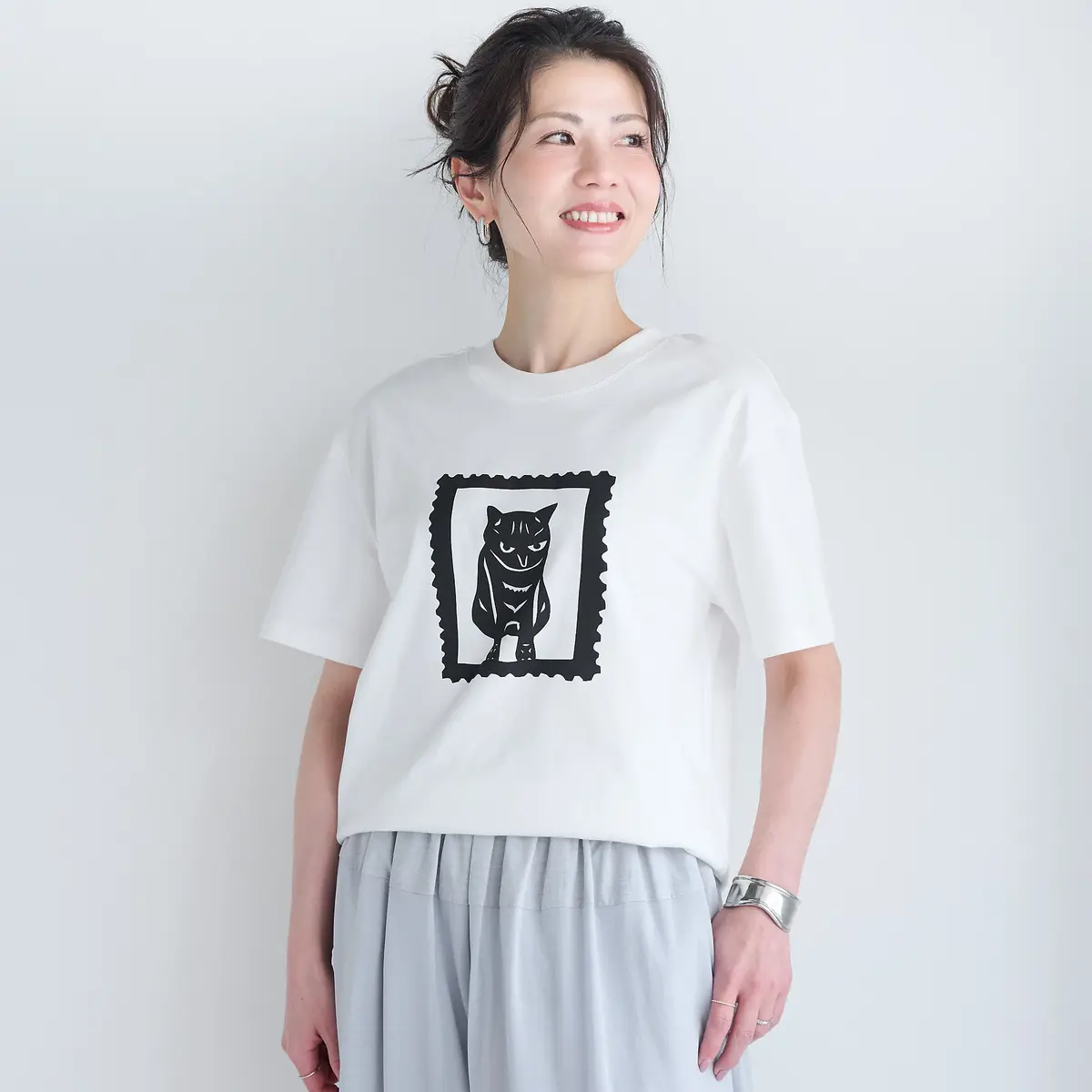PLAIN PEOPLE×eclat
キャットプリントTシャツ
￥14,300 エクラ 華組　小泉雅恵さん着用の寄り