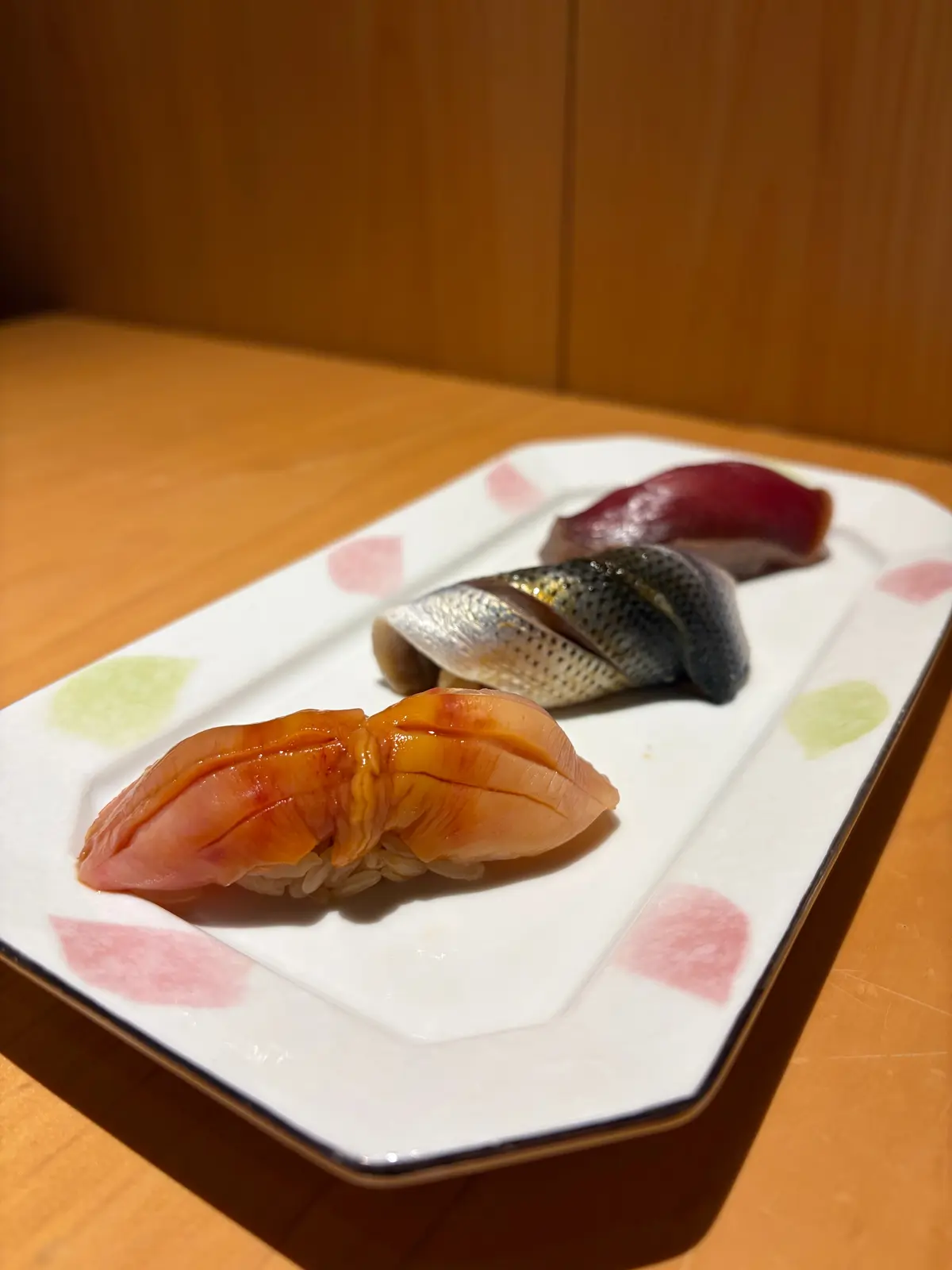 コース料理の赤貝、こはだ、漬けマグロ