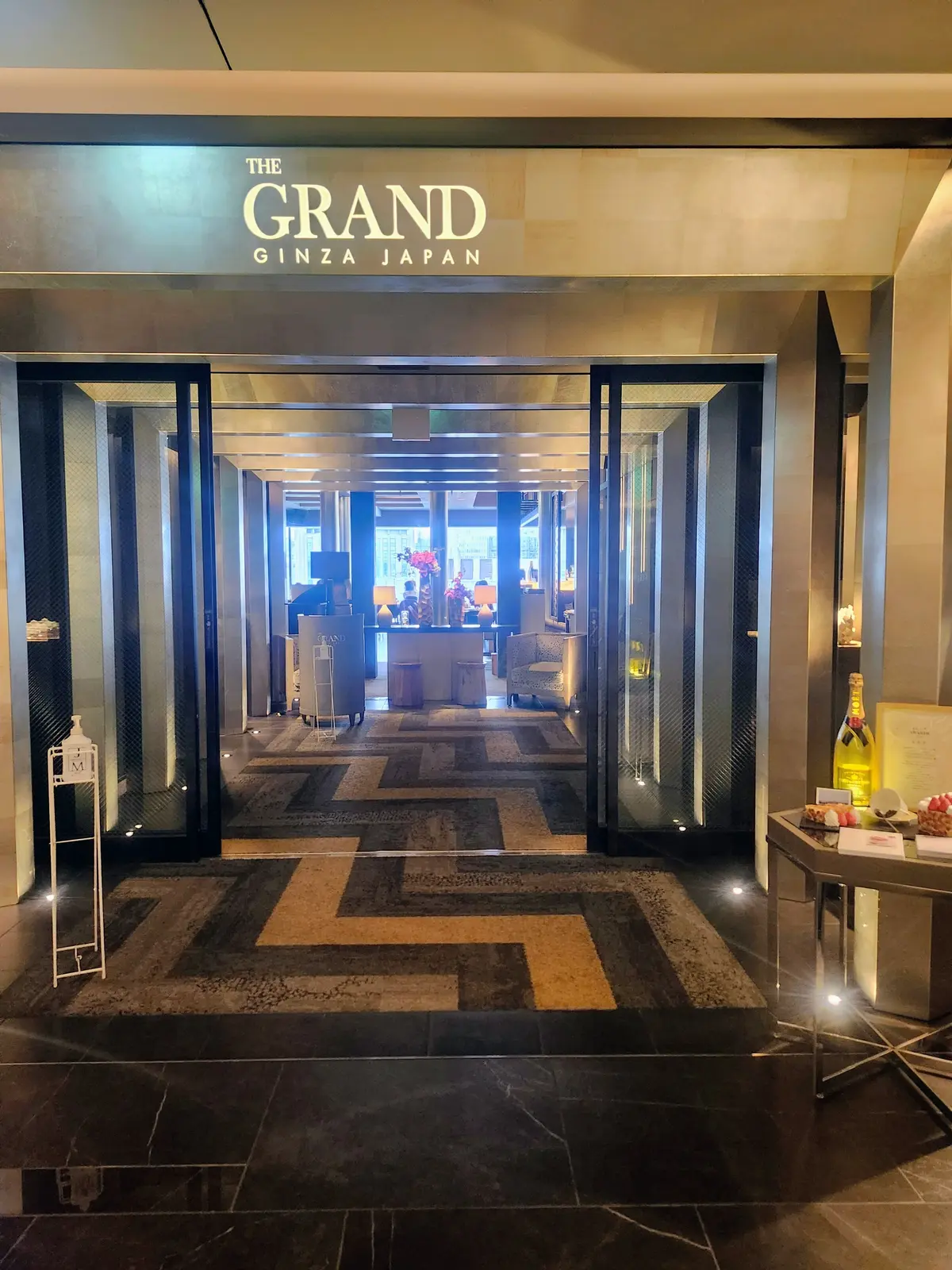 苺のミルフィーユ、GINZA SIX、銀座シックス、苺スイーツ、ラウンジ、マキシム・ド・パリ、老舗、銀座、40代ファッション、春ファッション、THE GRAND 47