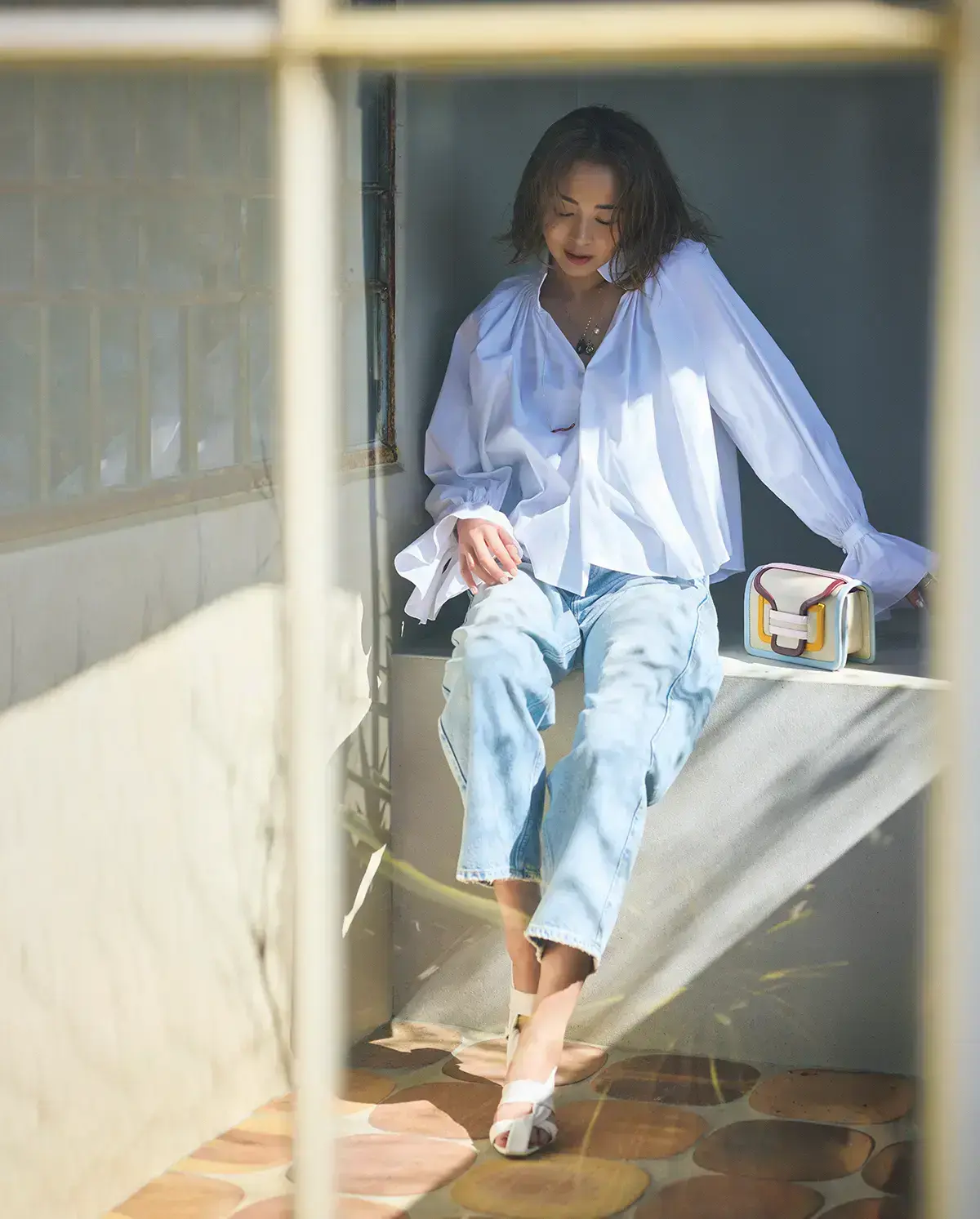 大草直子さんが指南。大人の春コーデは“フリルブラウス”で品よく印象チェンジ！　SHIHO