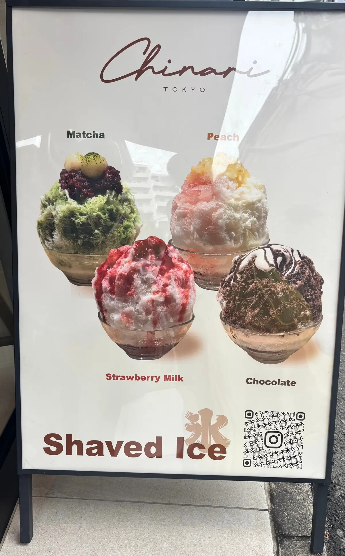 「チナリ東京」の shaved ice メニュー。抹茶、ピーチ、ストロベリーミルク、チョコレートの4種類のフレーバー写真が並ぶ。QRコードとInstagramのアイコンも表示。