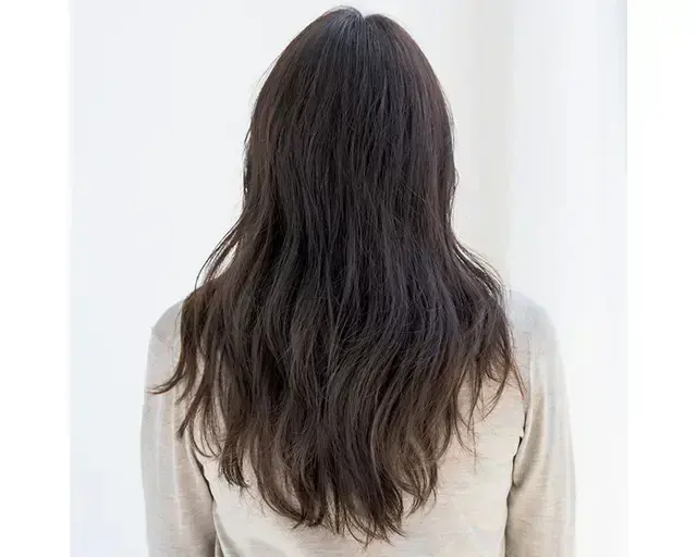 全体はフロントにいくほど長くなる“前下がり”ボブベース。