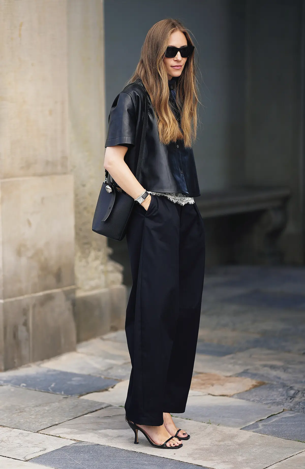 レザーシャツとコクーンパンツ