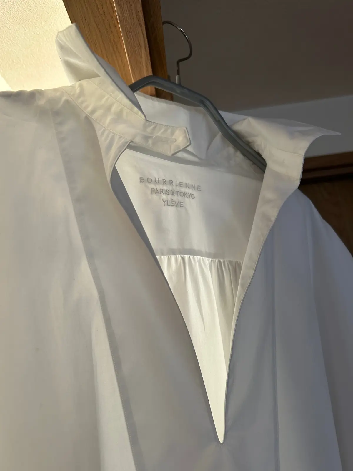 イレーヴ×ブリエンヌのシャツの胸もと　エクラ編集部員の偏愛名品図鑑