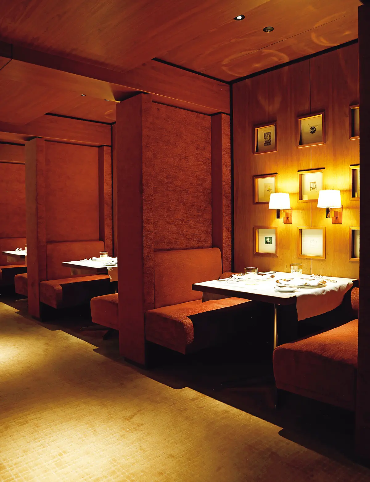 本の蔵書票がモチーフのアートを飾った2名席。個室感覚の心地よい空間