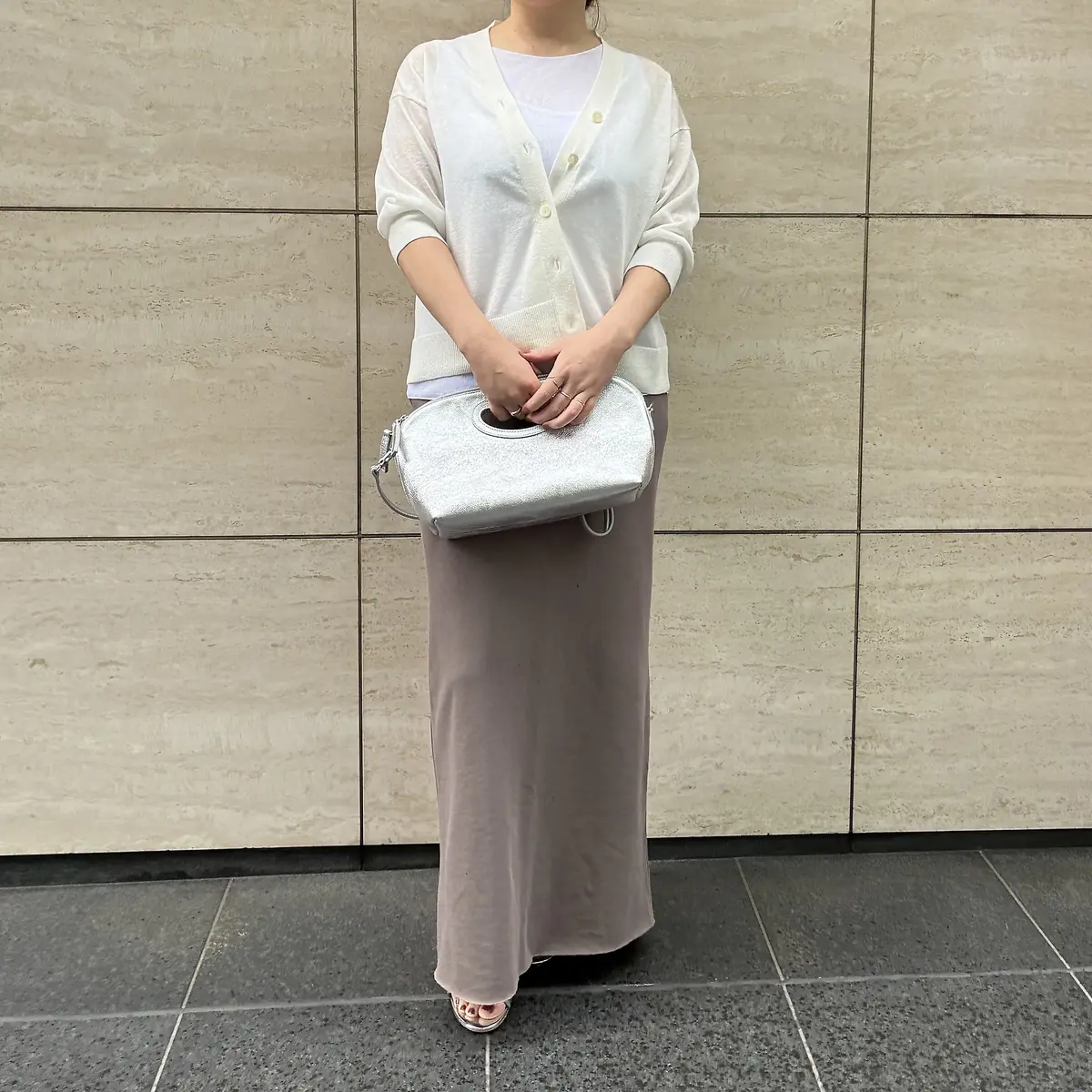 ADAWAS×eclat 【別注】リネン混シアーカーディガン ￥23,100を着用したスタッフ