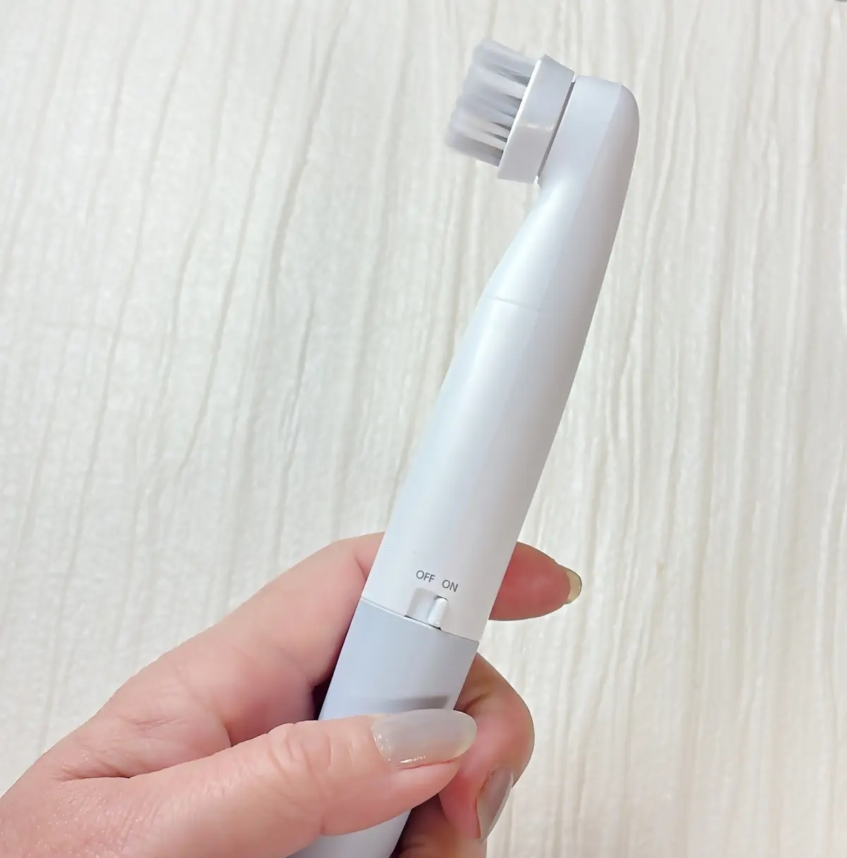 フェリエ VIO専用ブラシ ES-WB20　￥6,600（編集部調べ）／パナソニック ビューティ　フェムケア　更年期　デリケートゾーンケア　VIO　本体を持つ写真