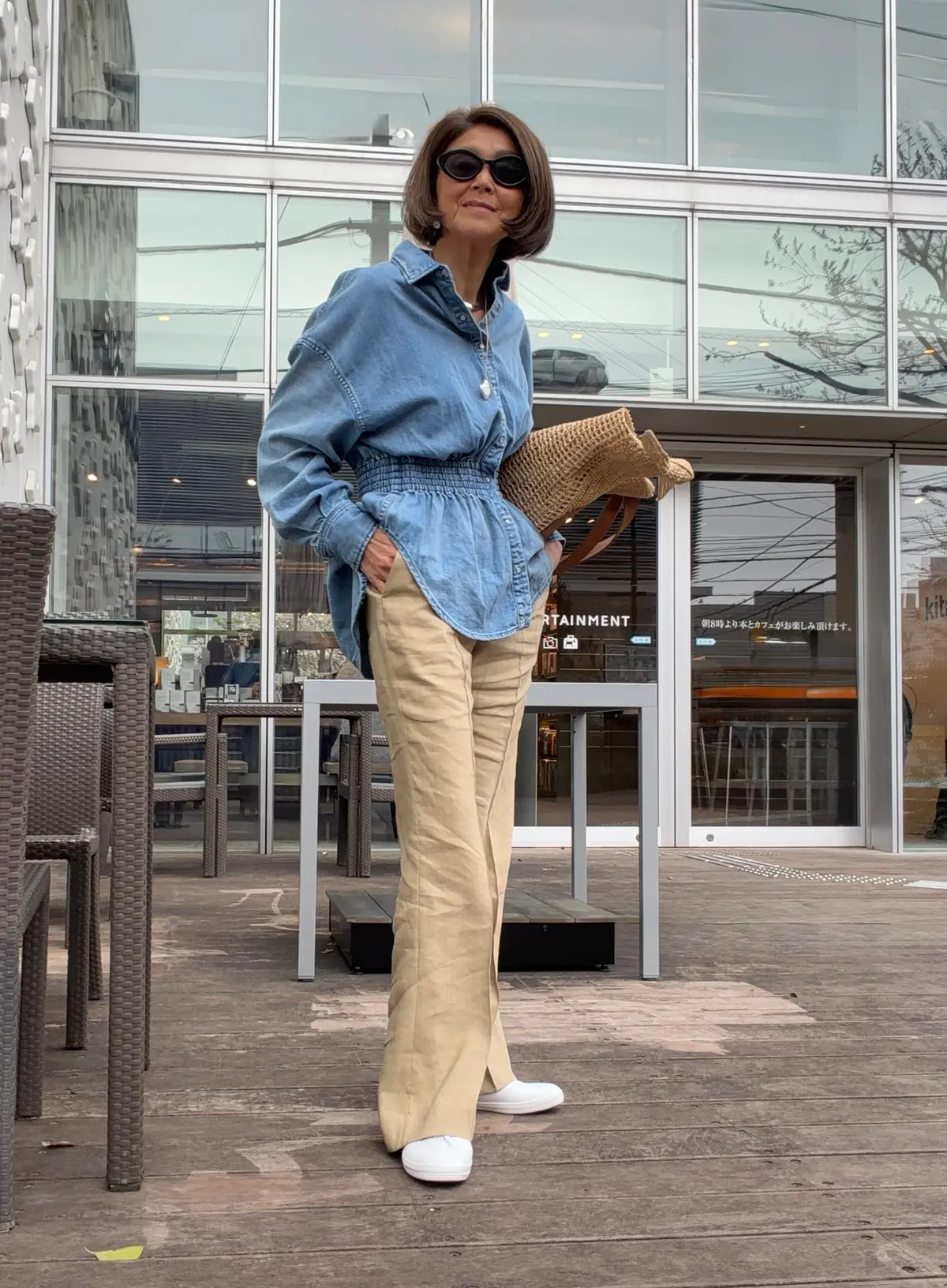 松井陽子　コーデ　白スニーカー