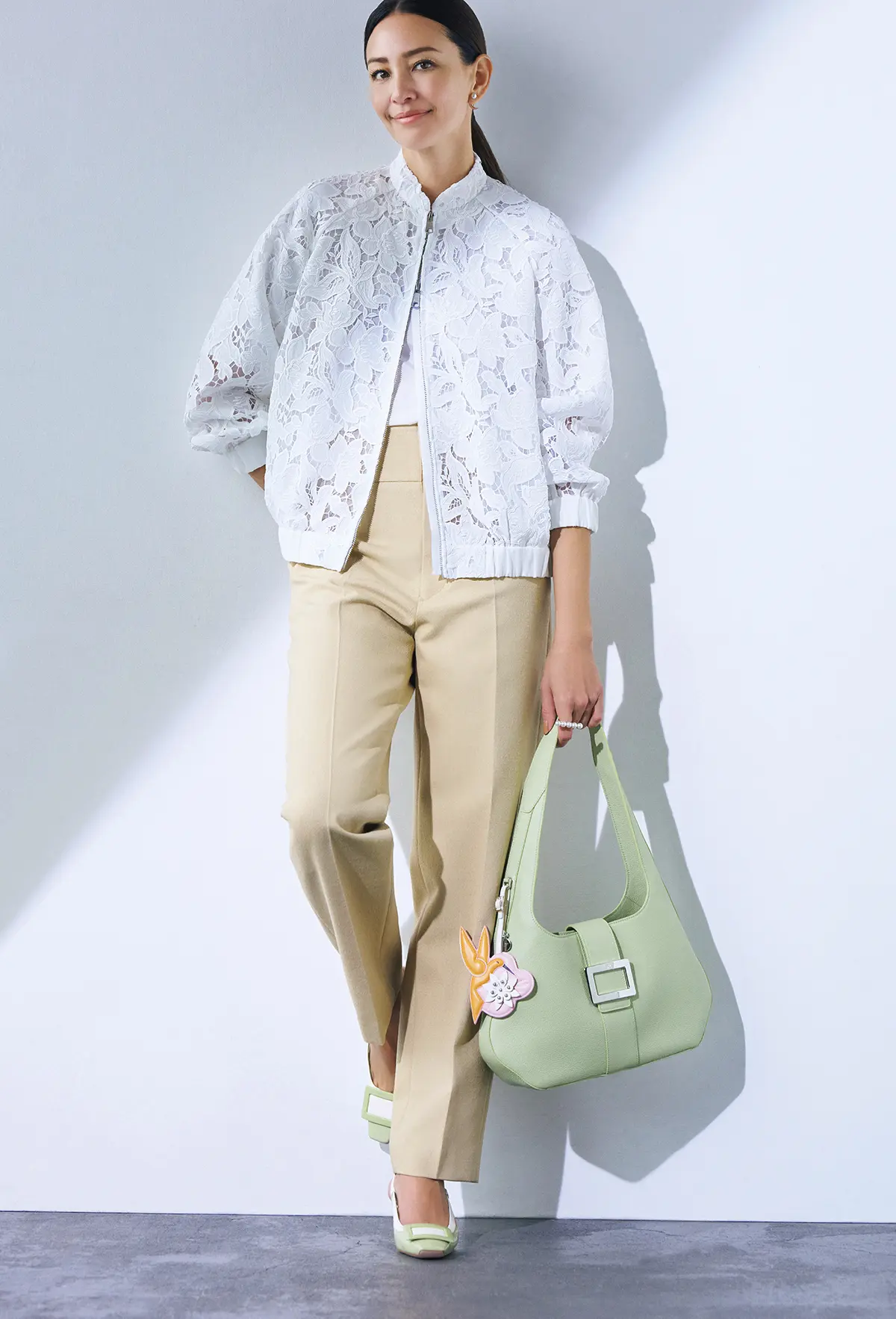 スポーティなブルゾンに、 レース素材でかわいげを加算