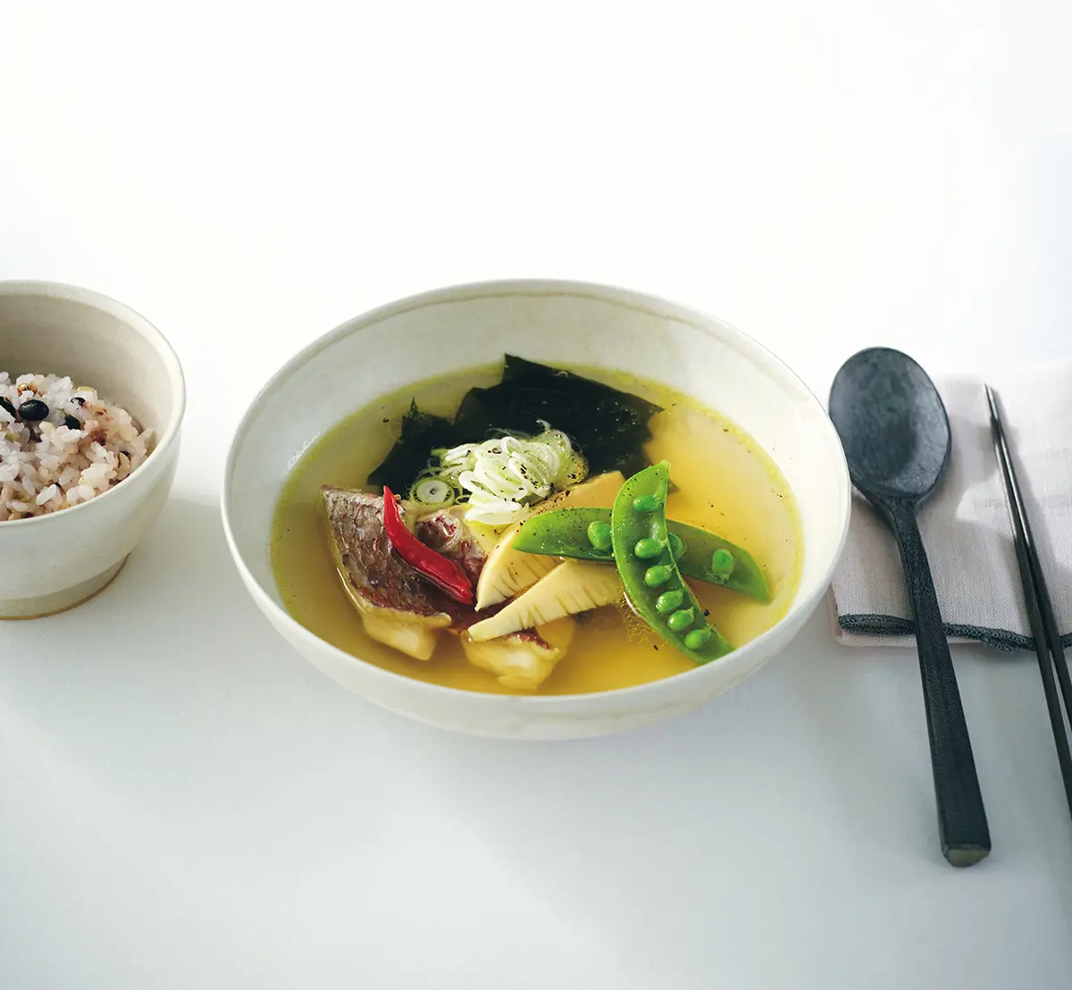 タイとワカメ、 春野菜のスープ