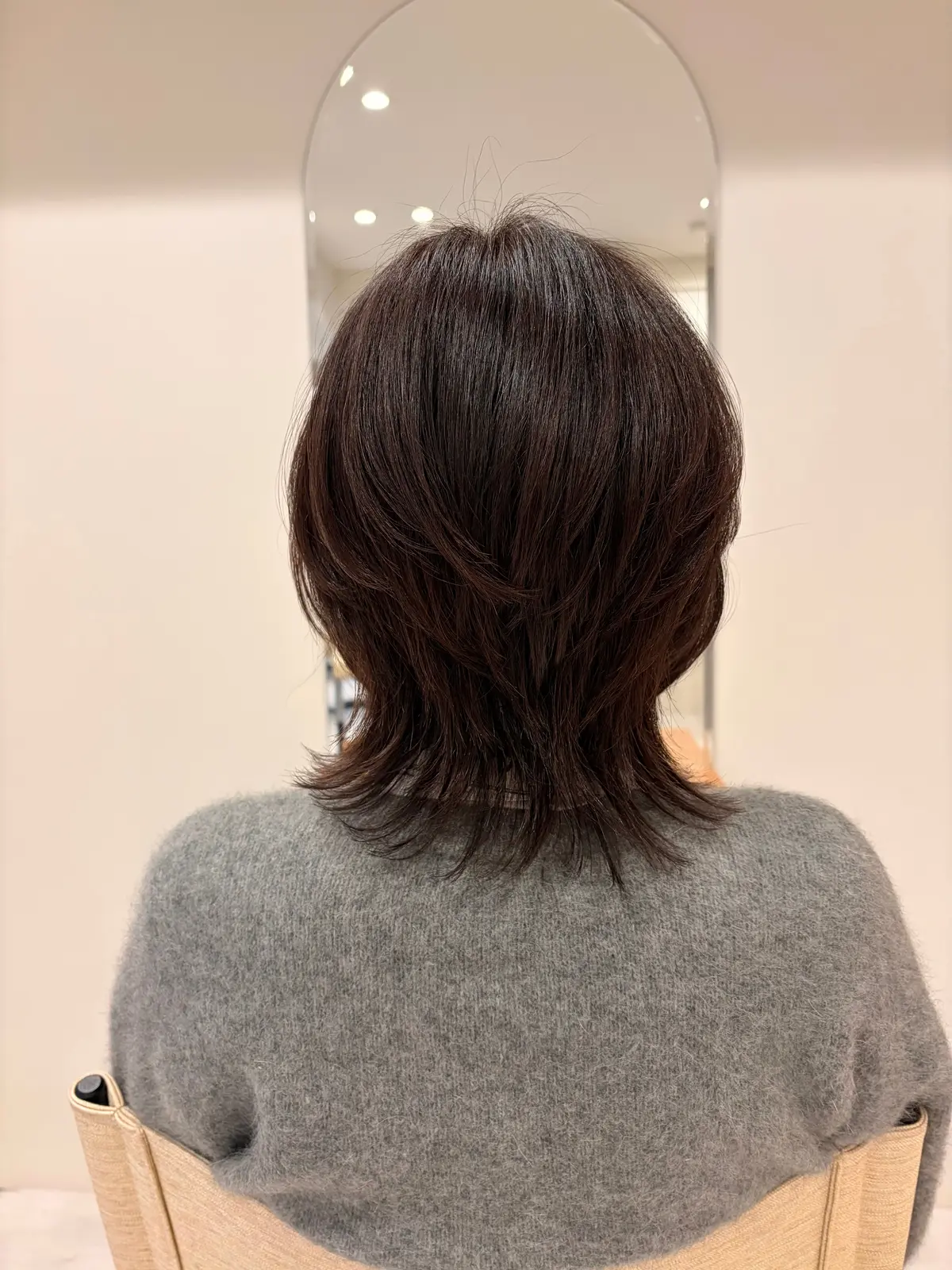 美容院で大人上品なネオウルフカットにした女性