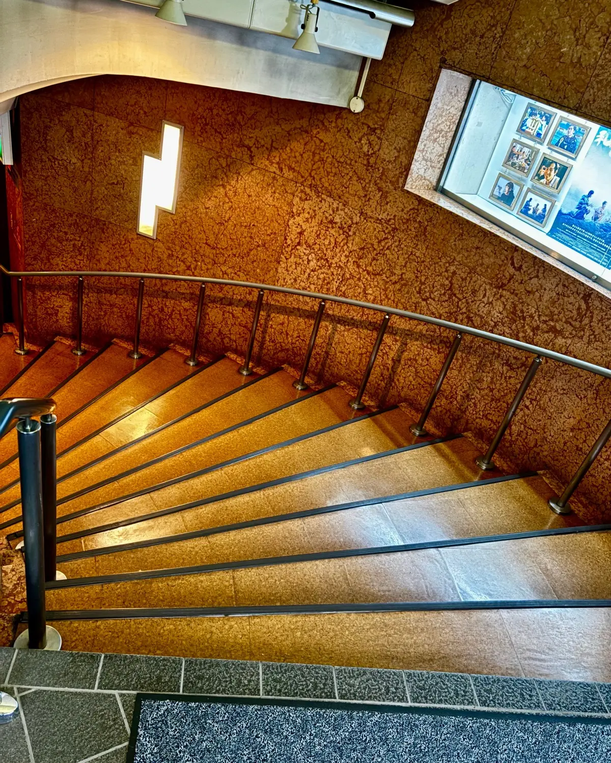 シネスイッチ１に降りていく階段