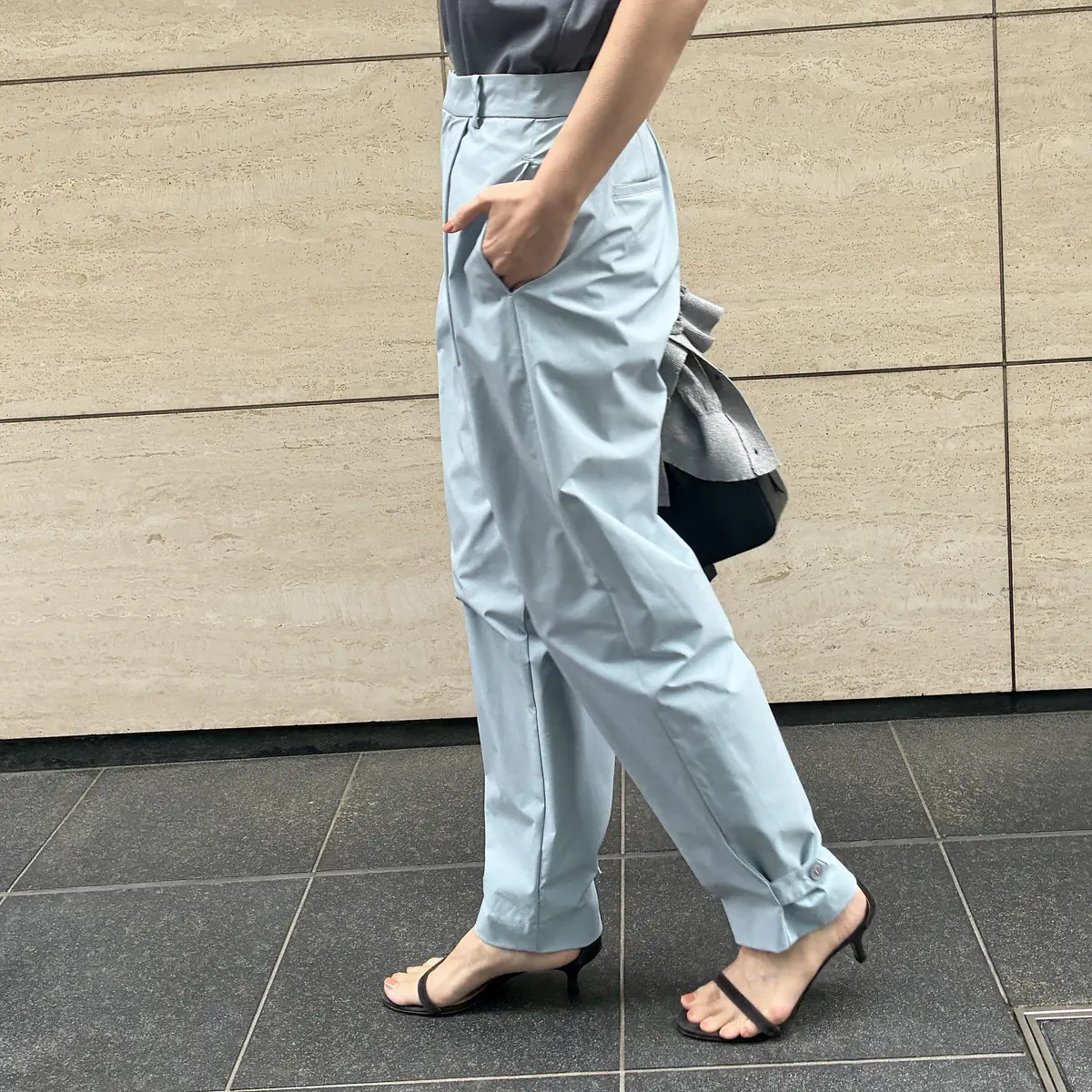 E by eclat 冷感撥水テーパードパンツ ￥20,350の裾