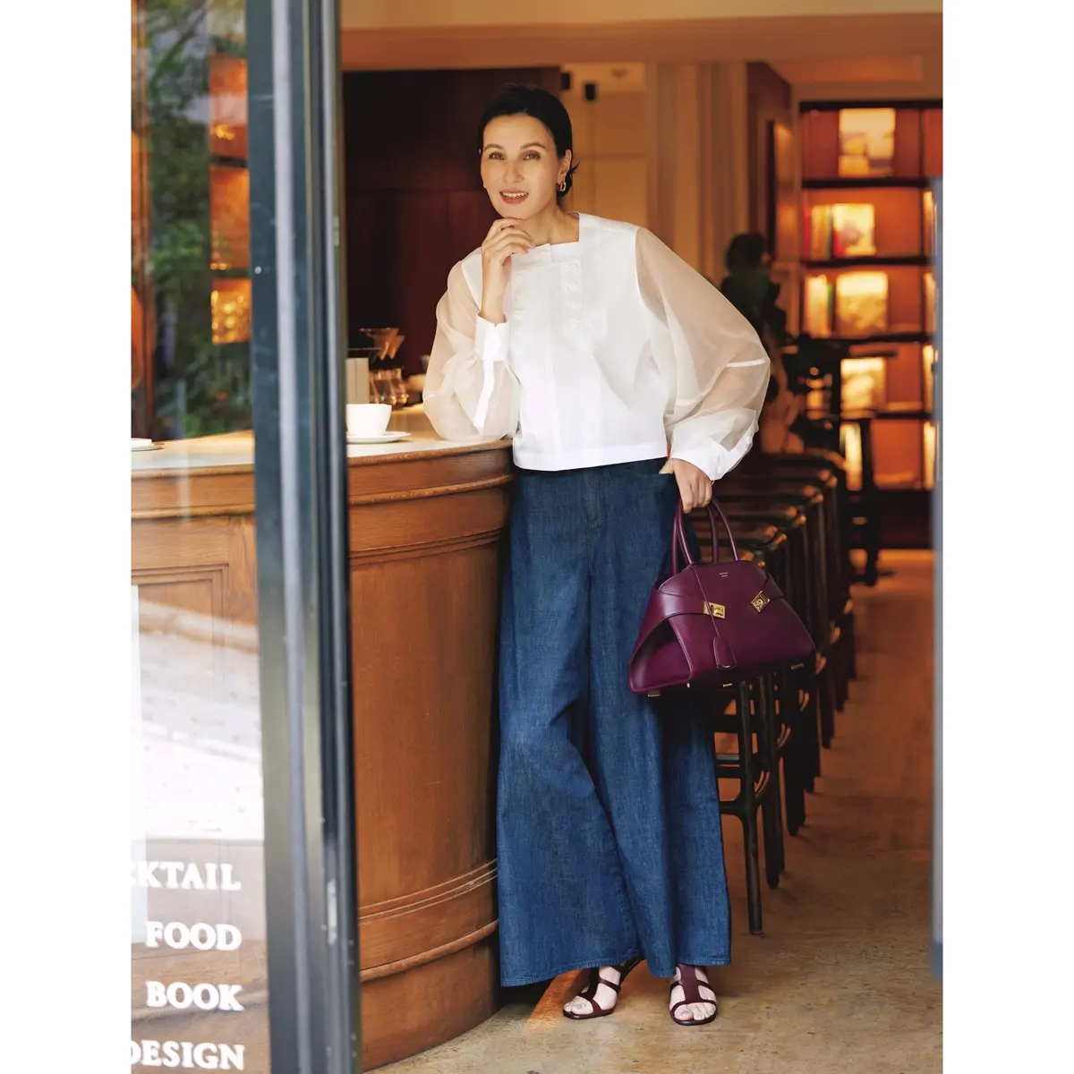 白シアースリーブブラウスにインディゴデニムパンツを合わせたコーディネート　モデル・田沢美亜